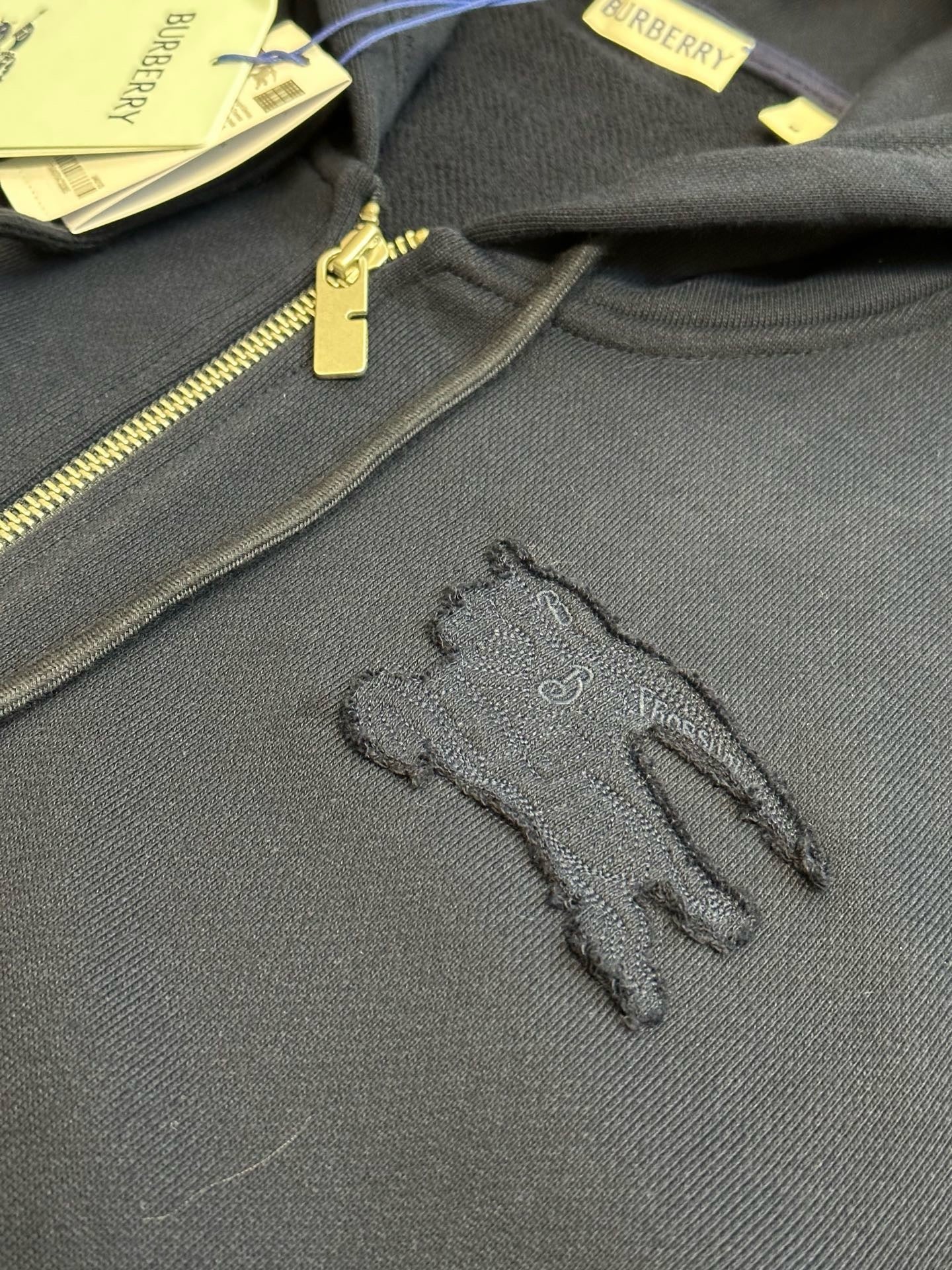 Schwarze und blaue Jacke