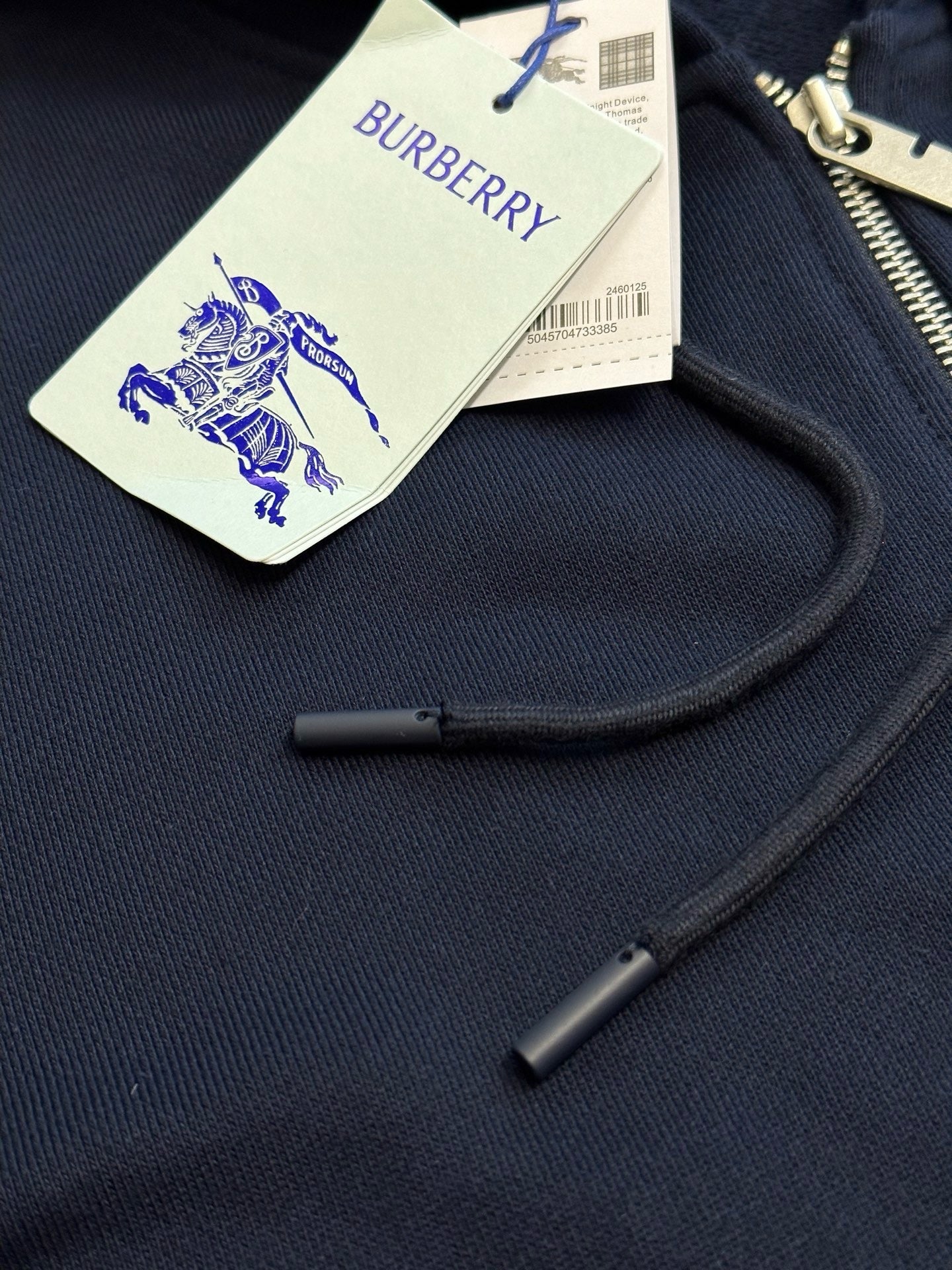 Schwarze und blaue Jacke