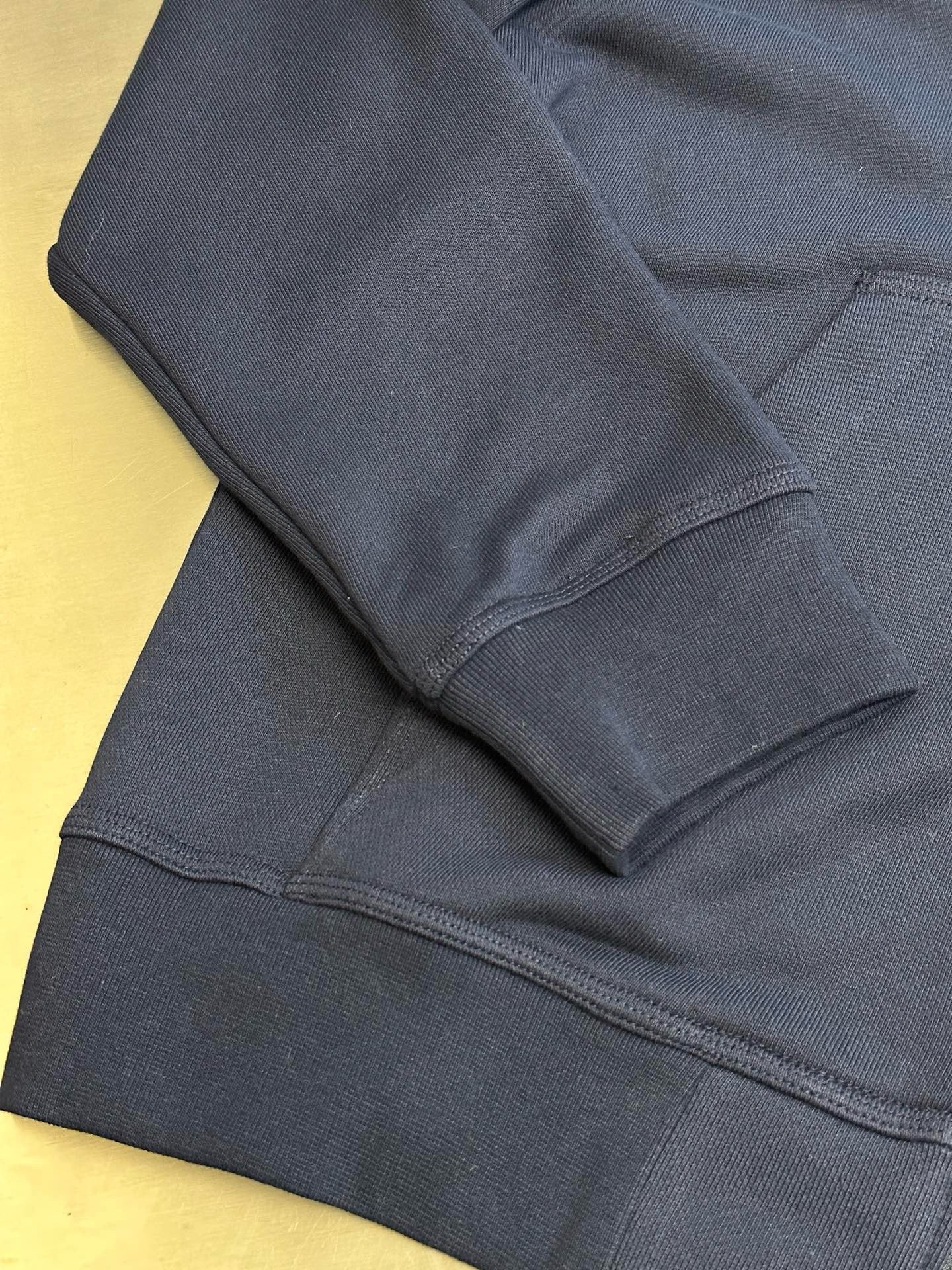 Schwarze und blaue Jacke