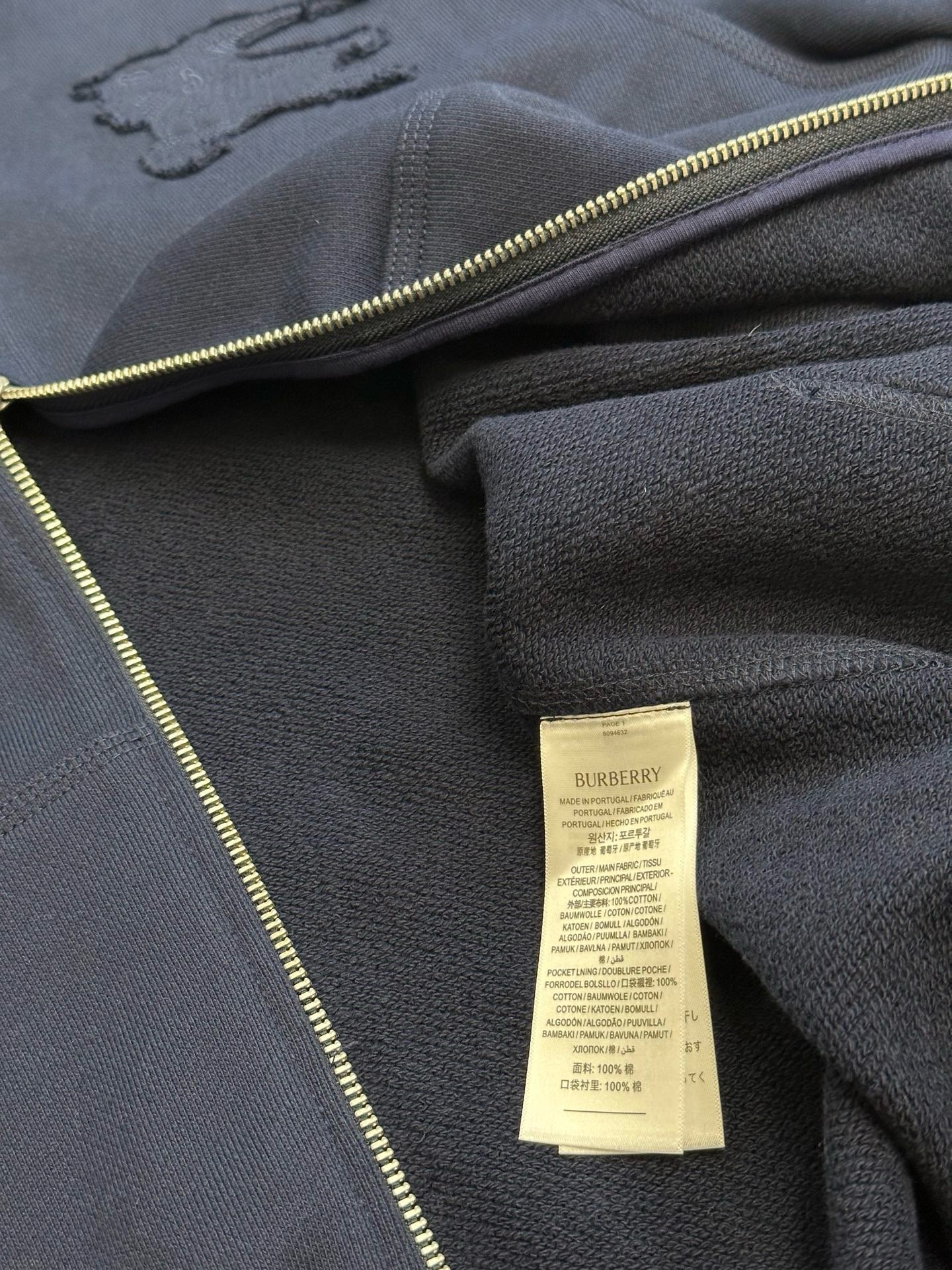 Schwarze und blaue Jacke