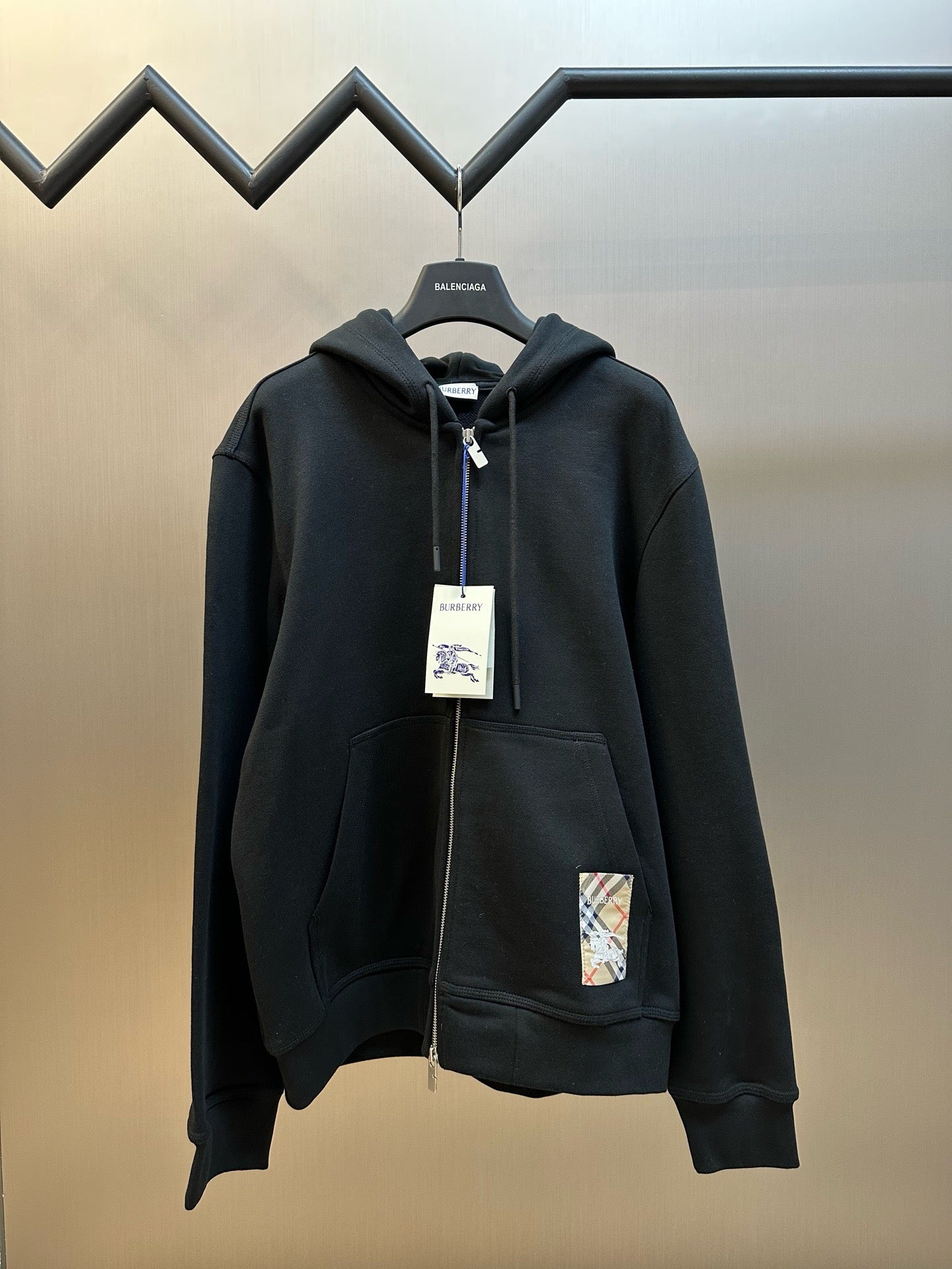 Schwarze und graue Jacke