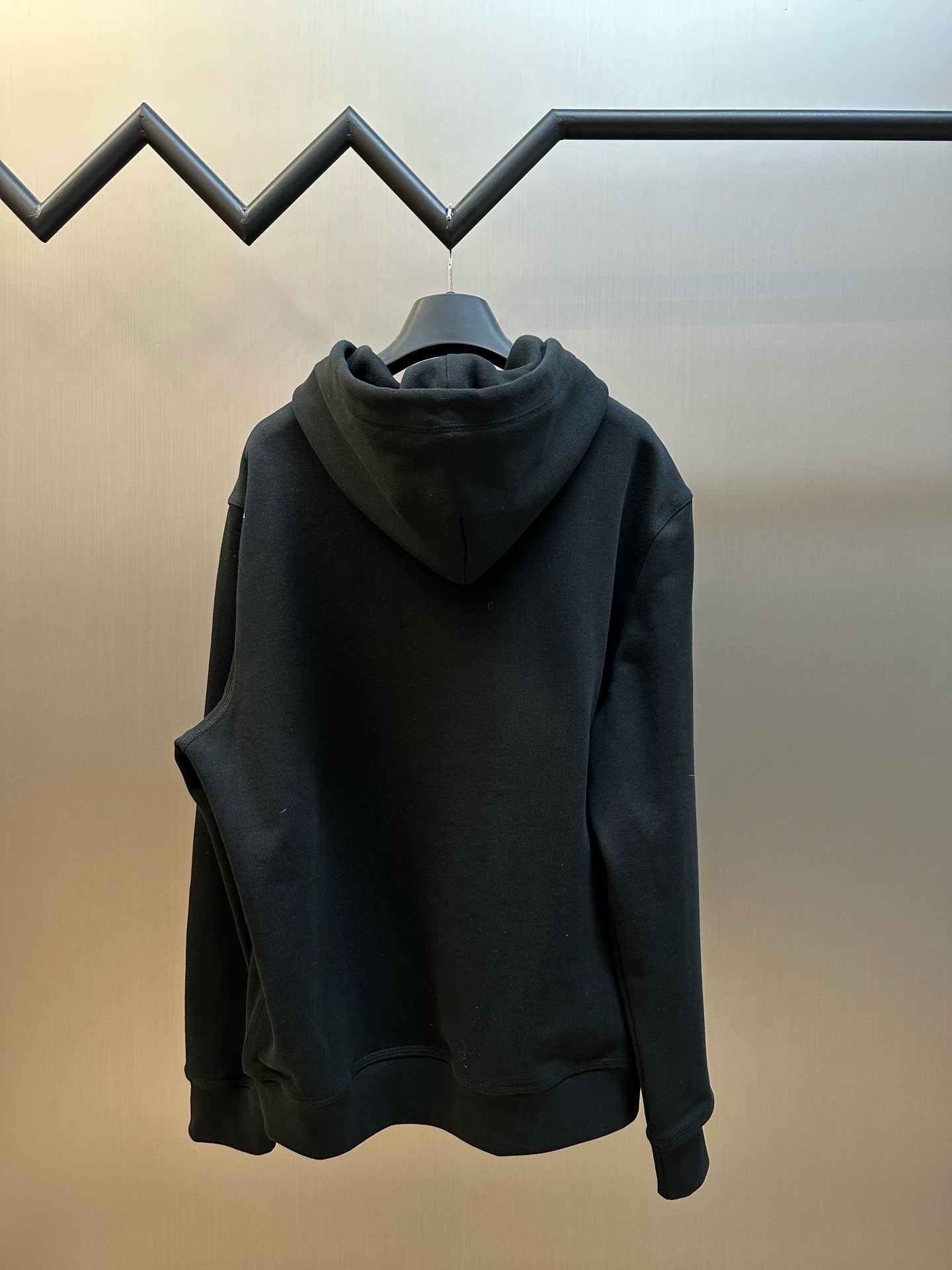 Schwarze und graue Jacke