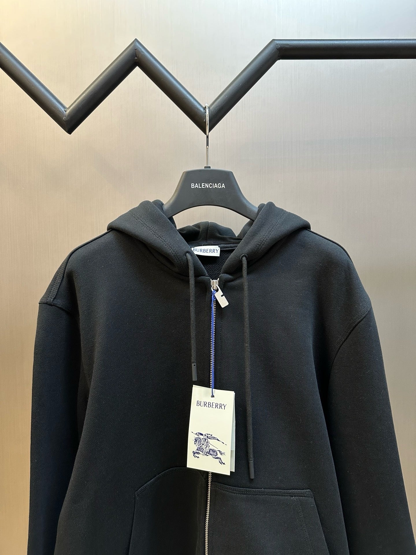 Schwarze und graue Jacke