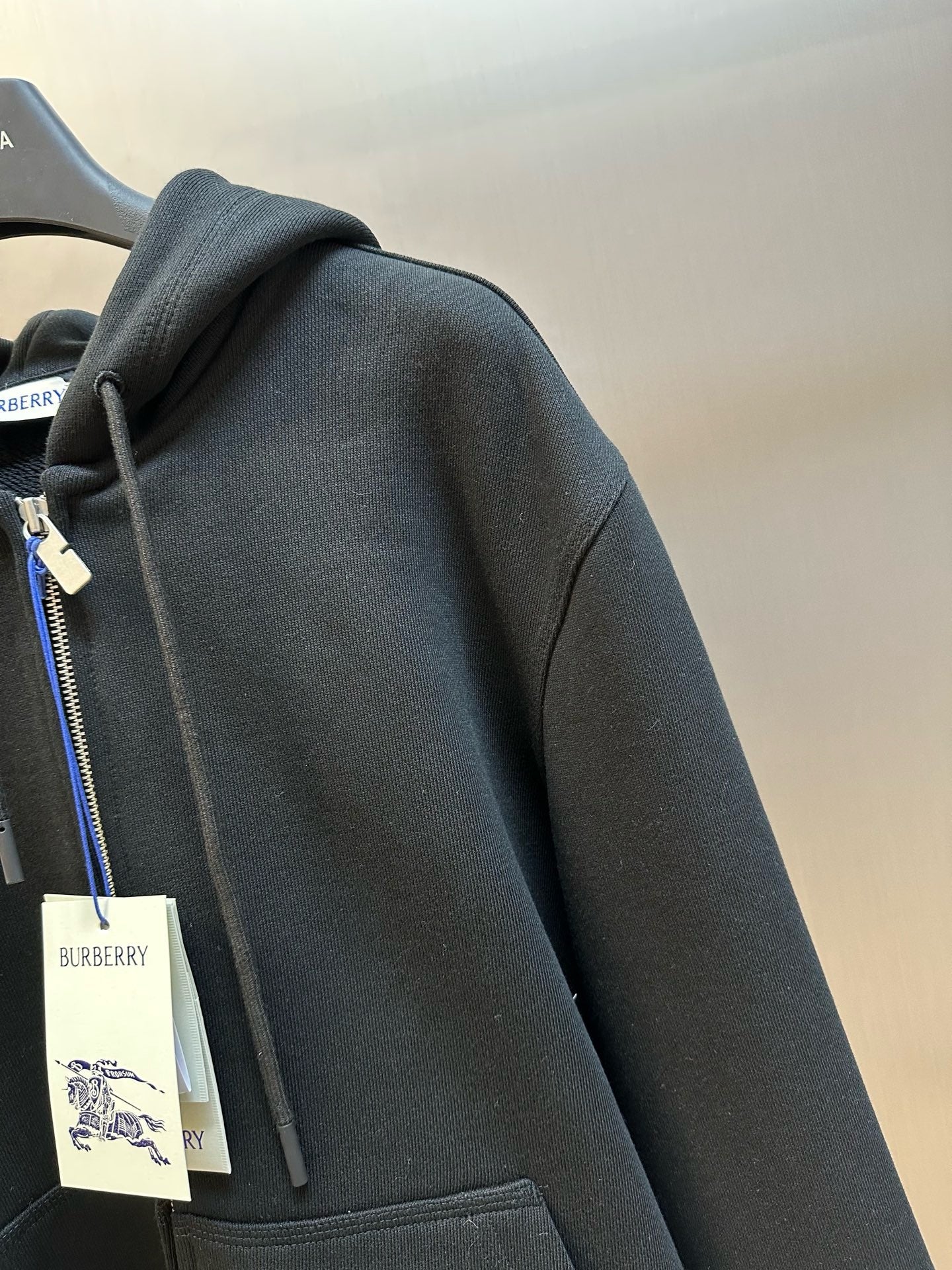 Schwarze und graue Jacke