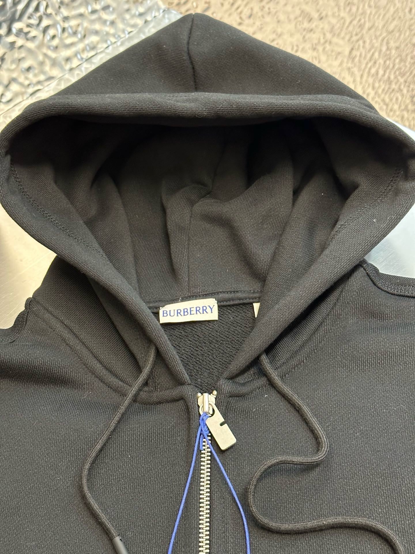 Schwarze und graue Jacke
