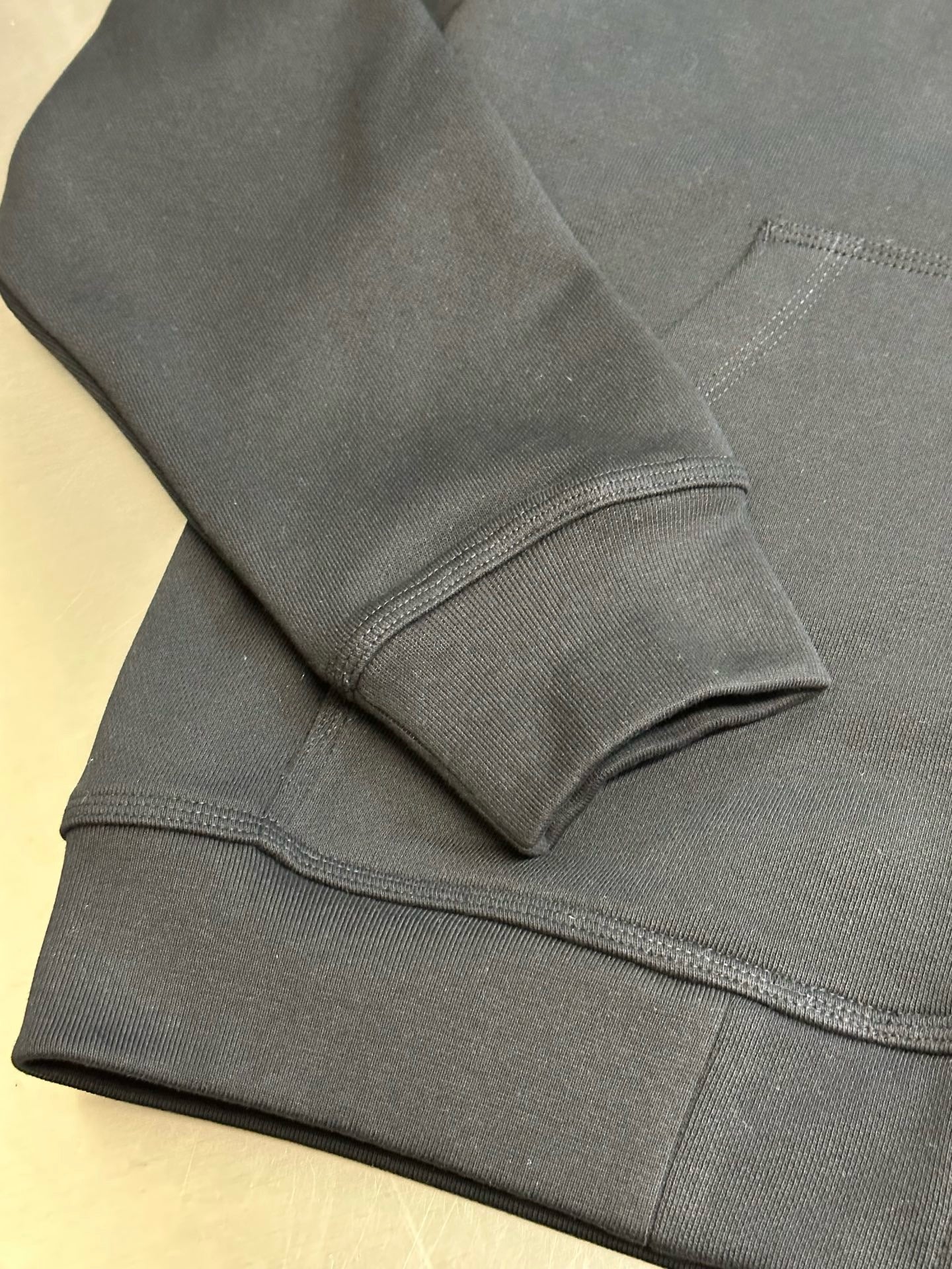 Schwarze und graue Jacke