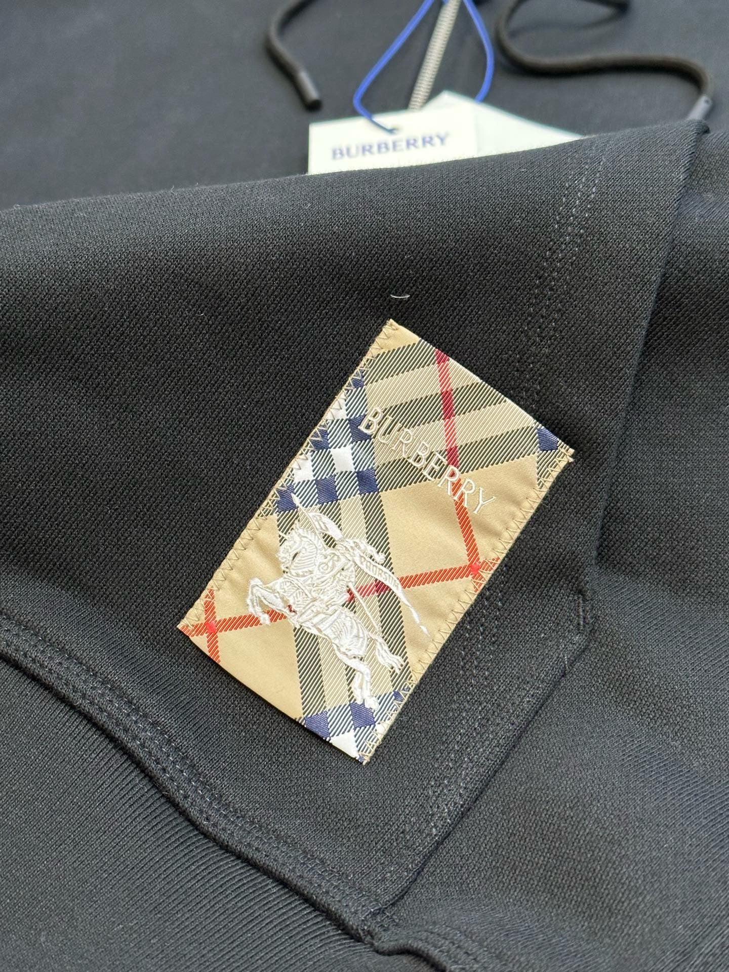 Schwarze und graue Jacke