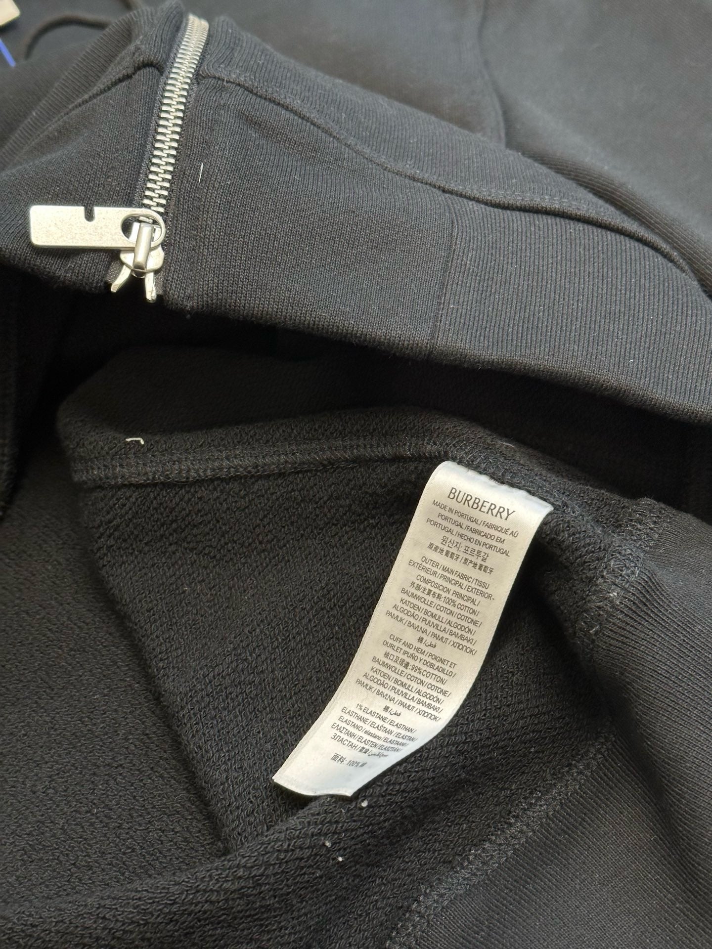 Schwarze und graue Jacke