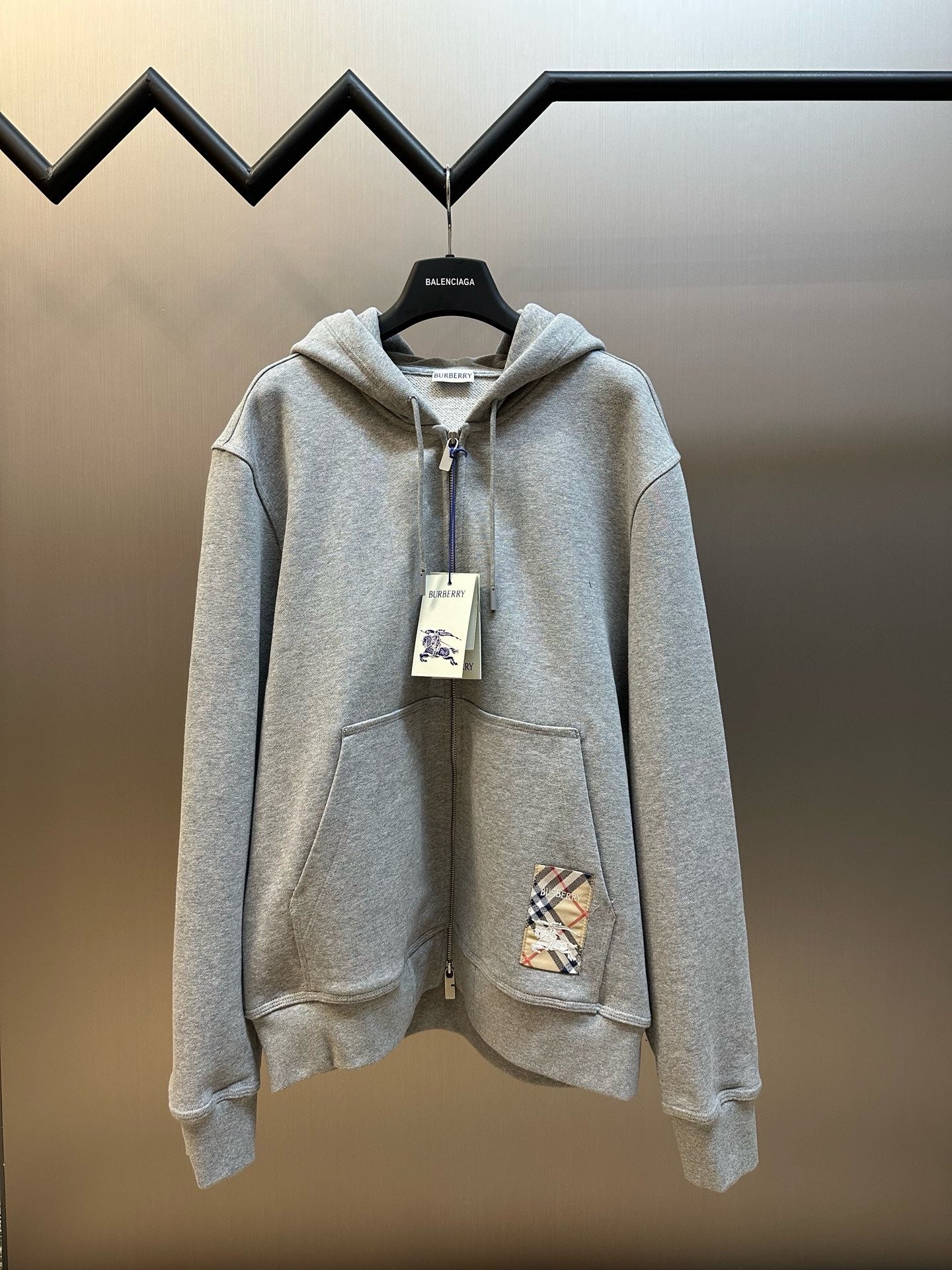 Schwarze und graue Jacke