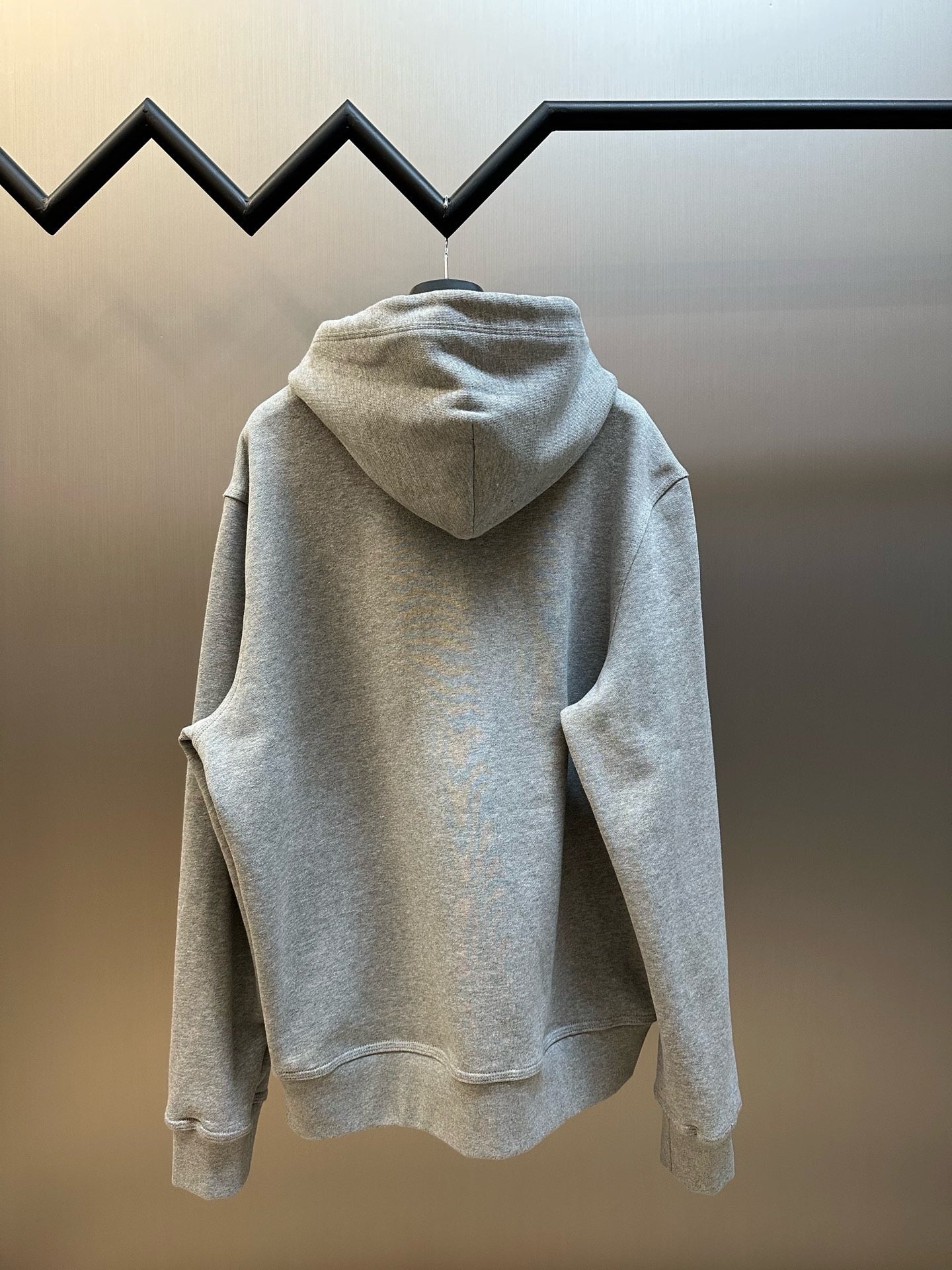 Schwarze und graue Jacke