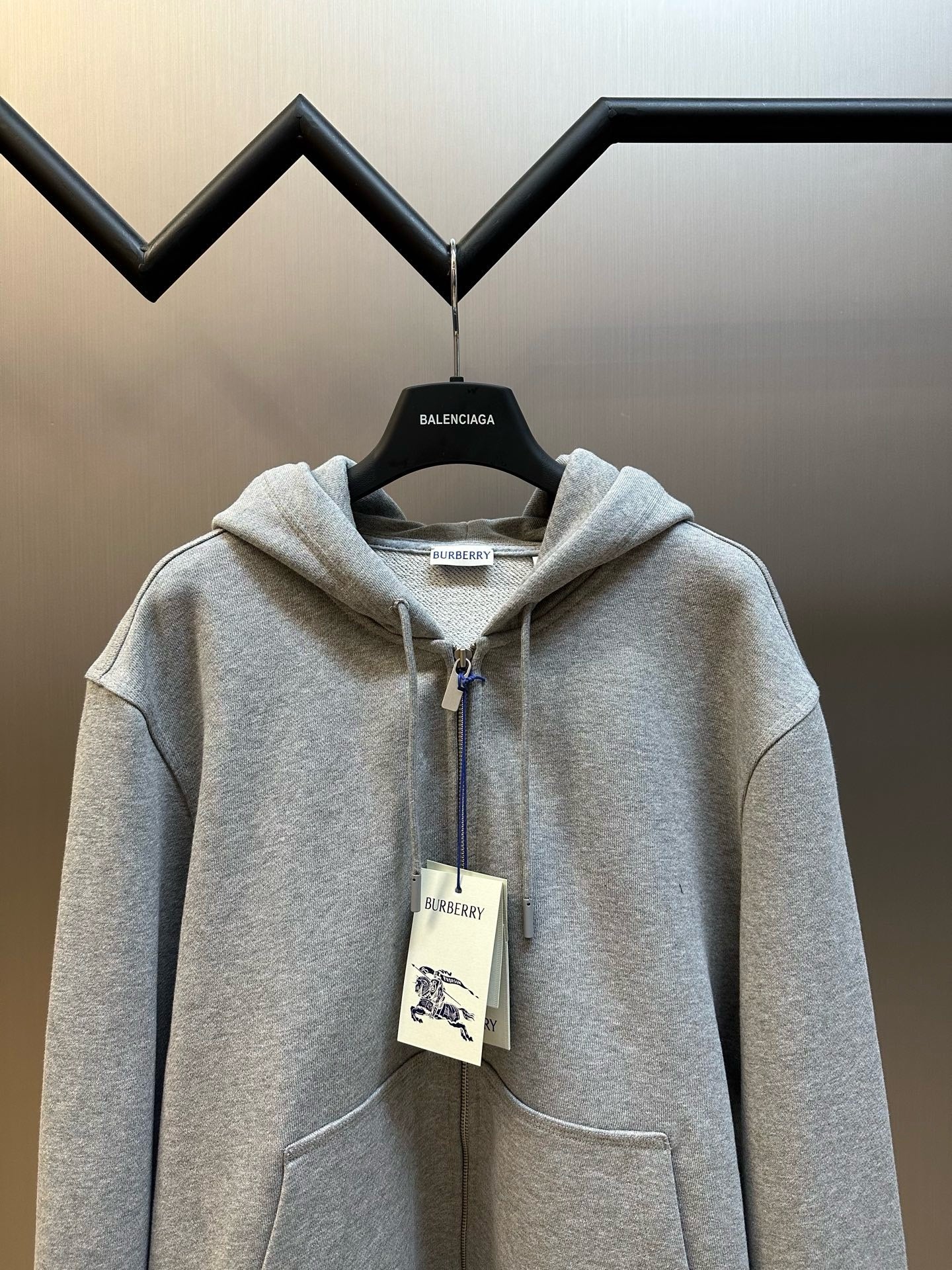 Schwarze und graue Jacke
