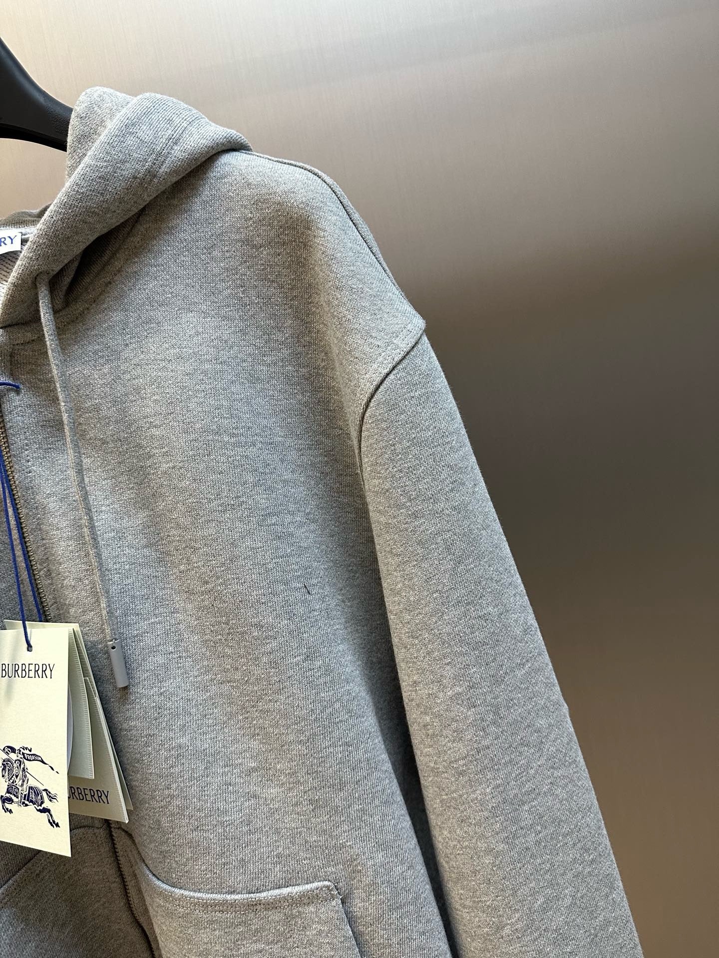Schwarze und graue Jacke