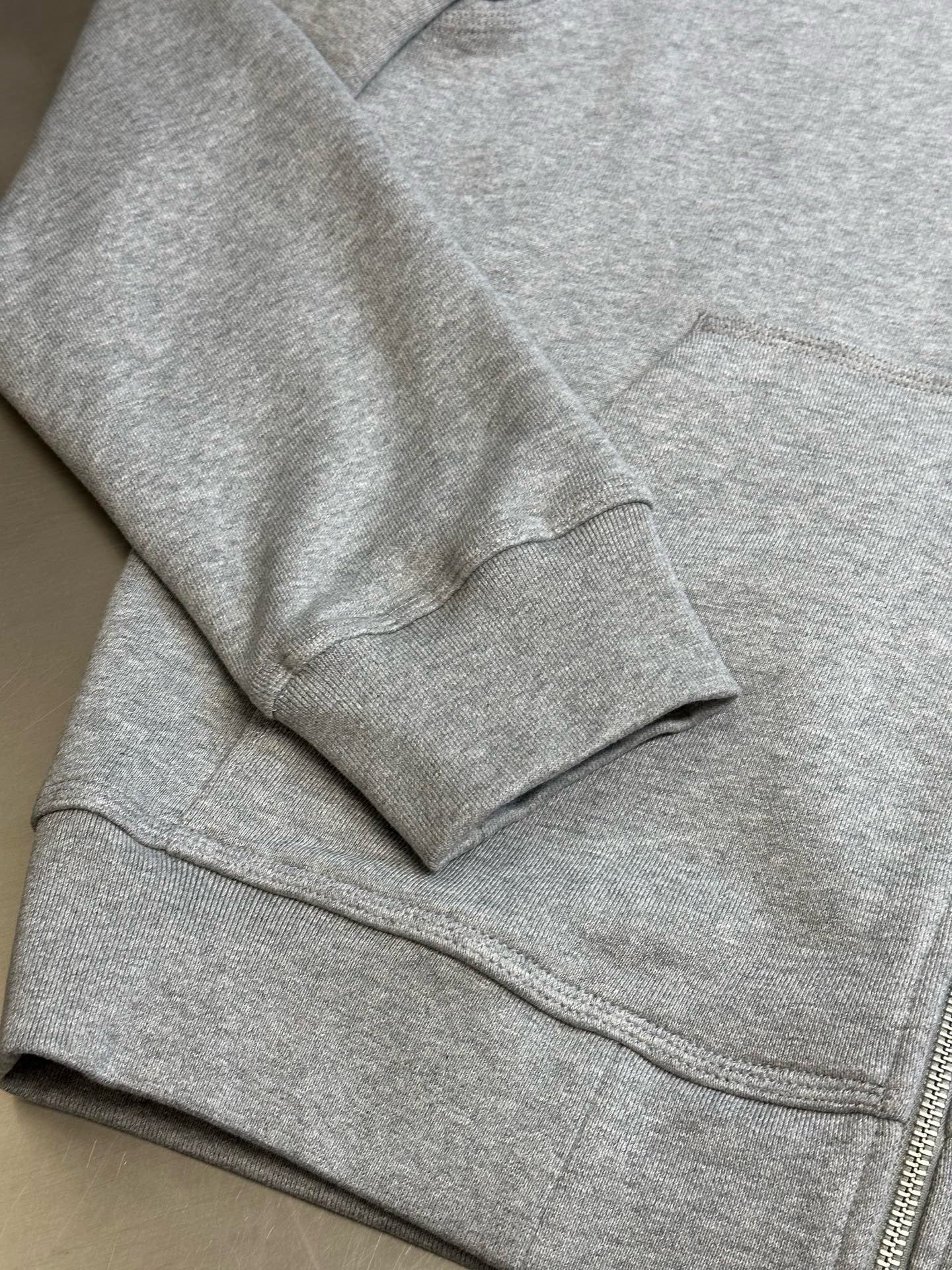 Schwarze und graue Jacke