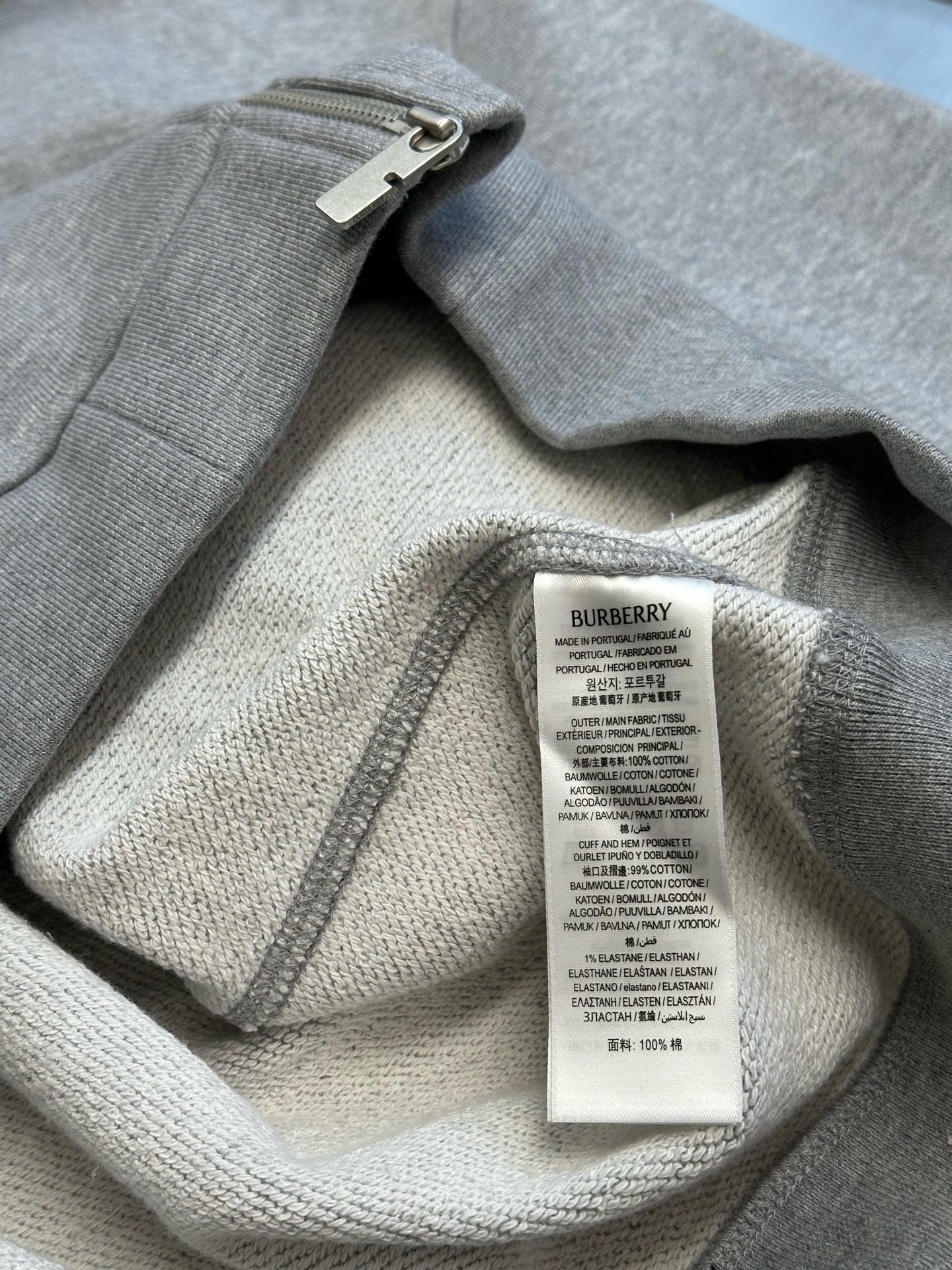 Schwarze und graue Jacke