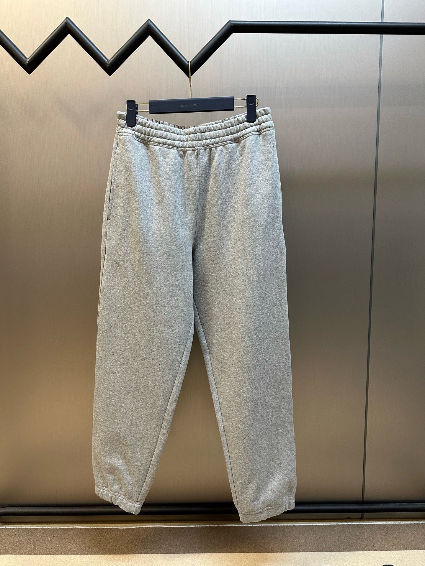 Schwarze und graue Hose