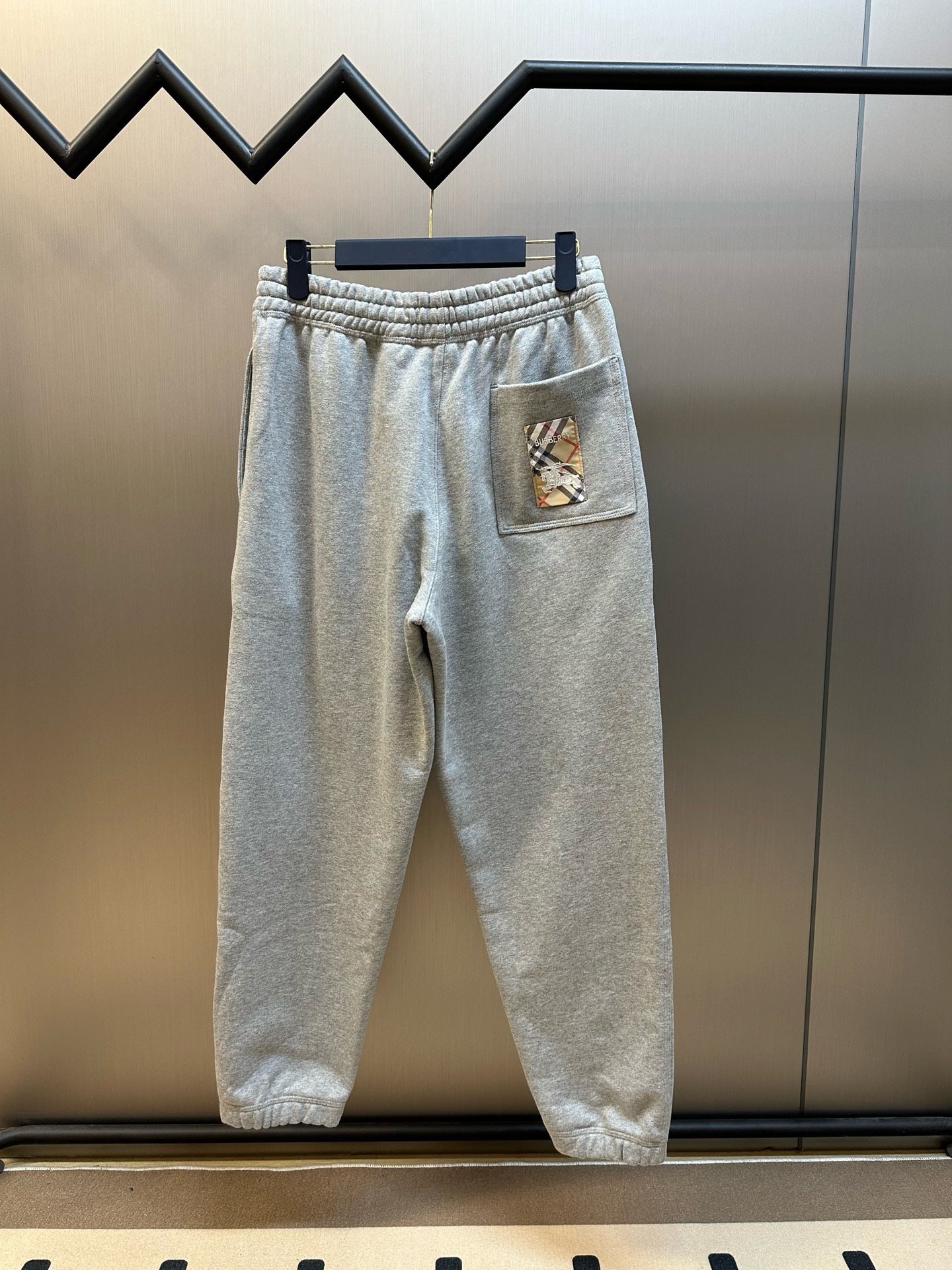 Schwarze und graue Hose