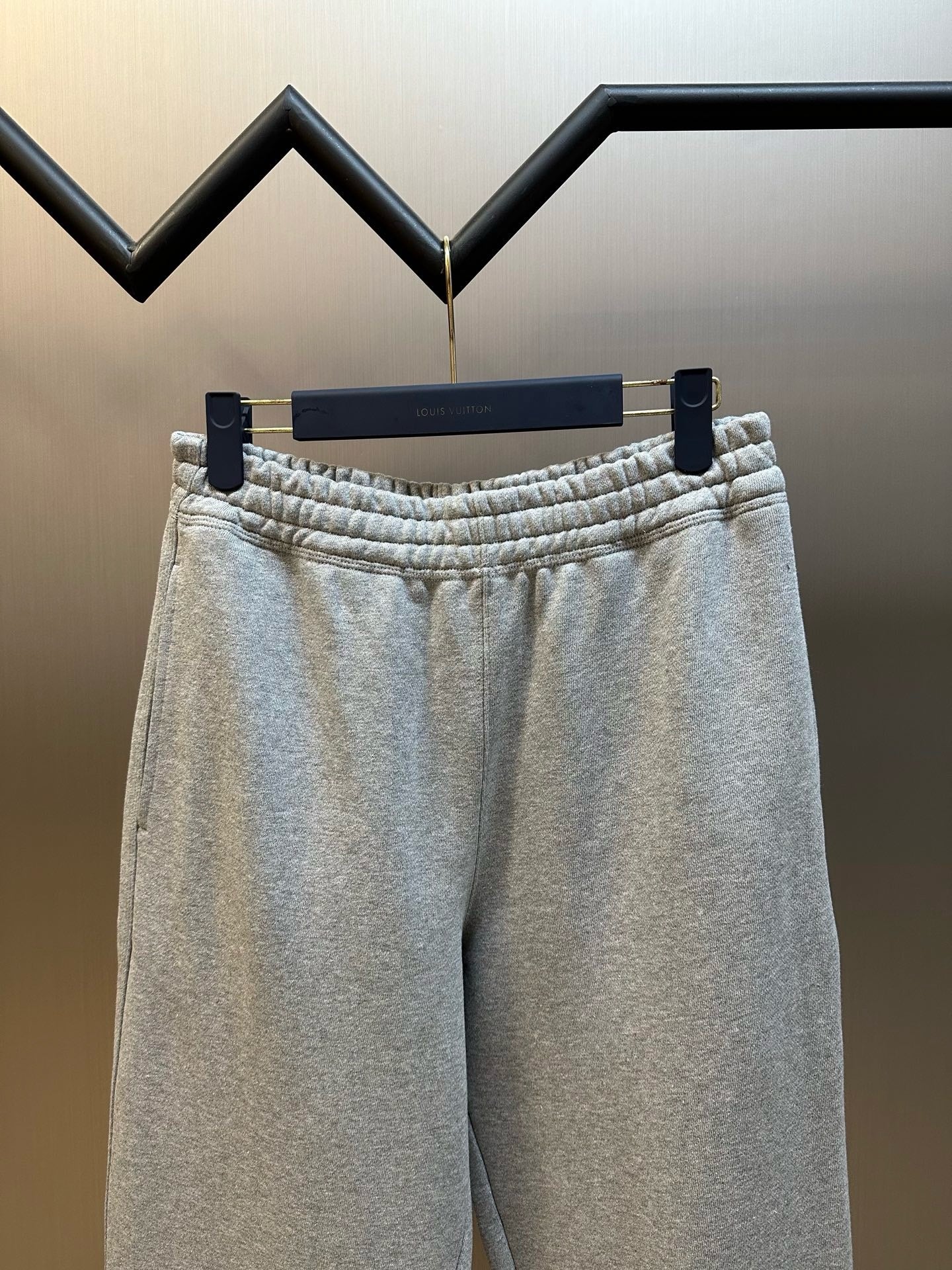 Schwarze und graue Hose