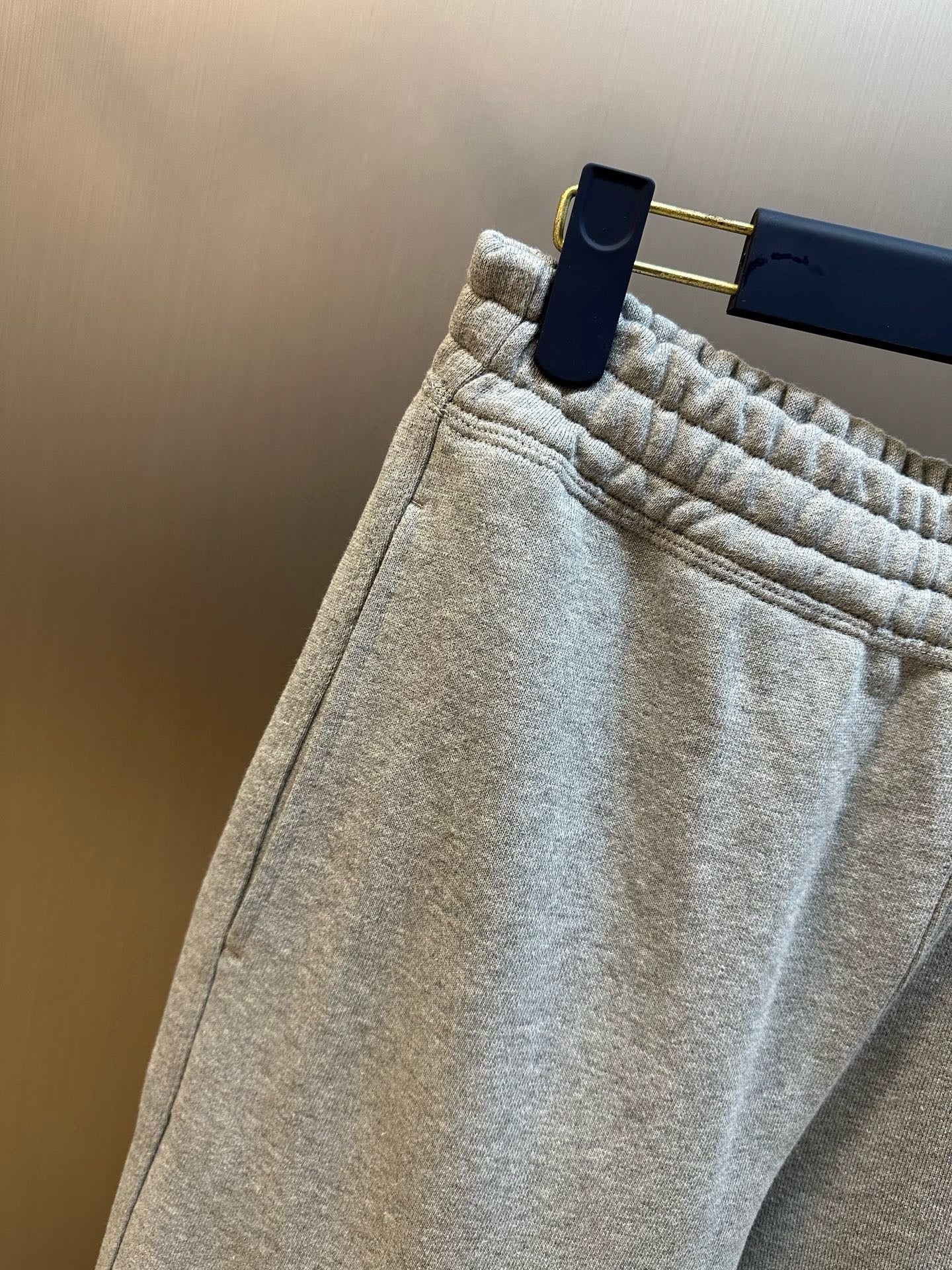 Schwarze und graue Hose