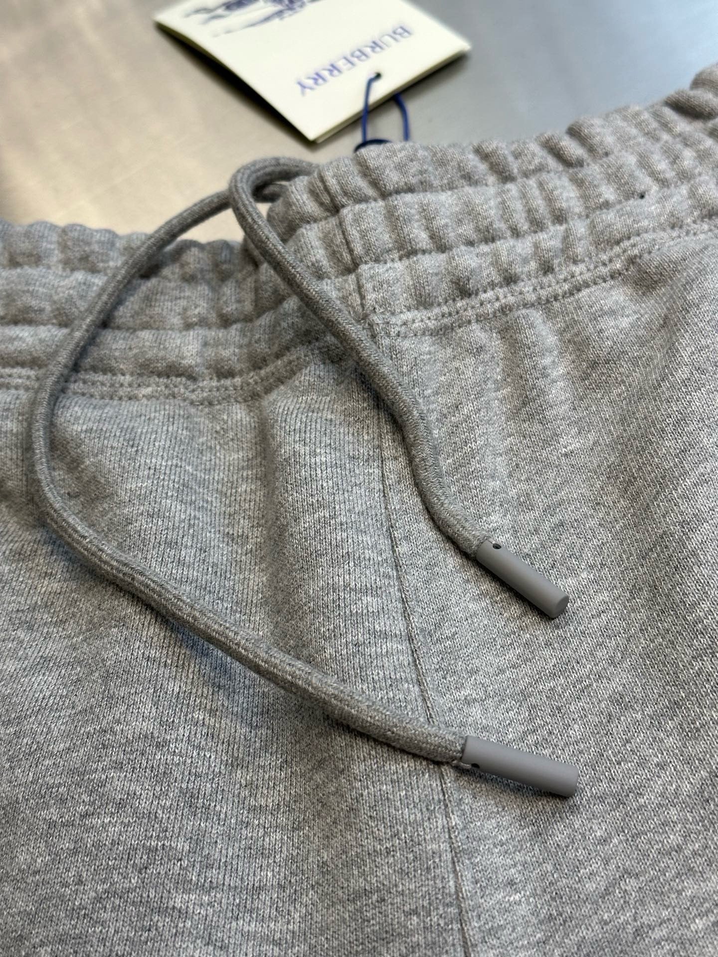 Schwarze und graue Hose