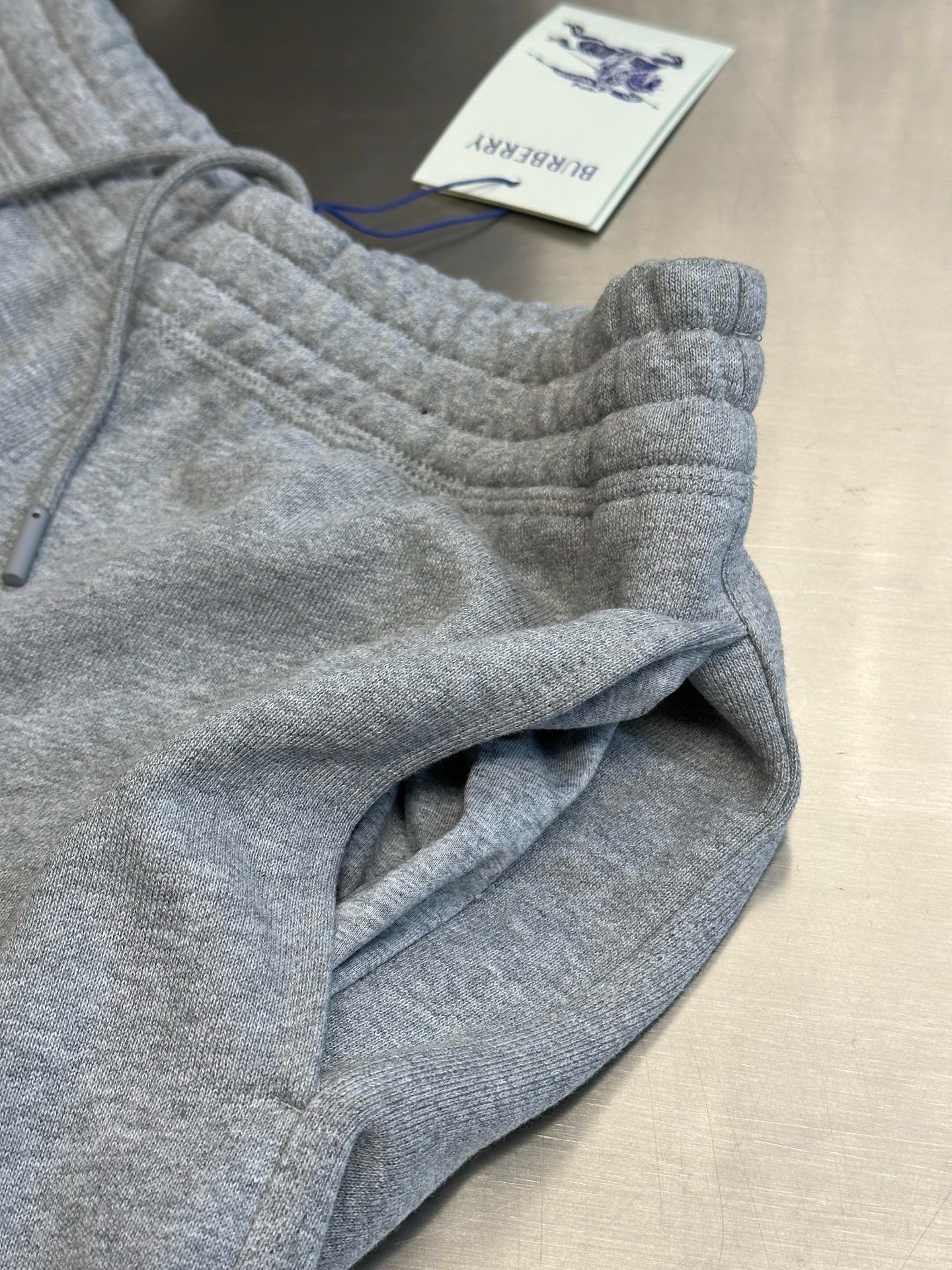 Schwarze und graue Hose