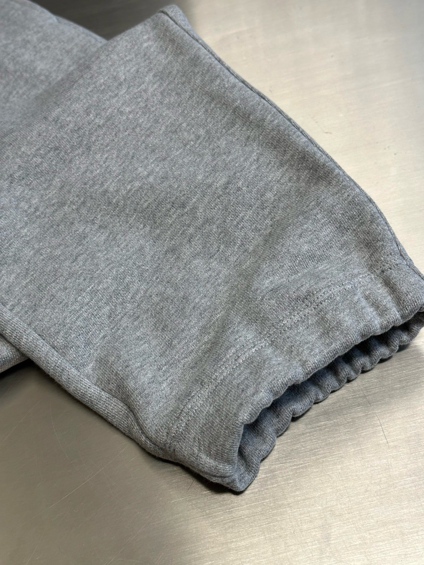 Schwarze und graue Hose