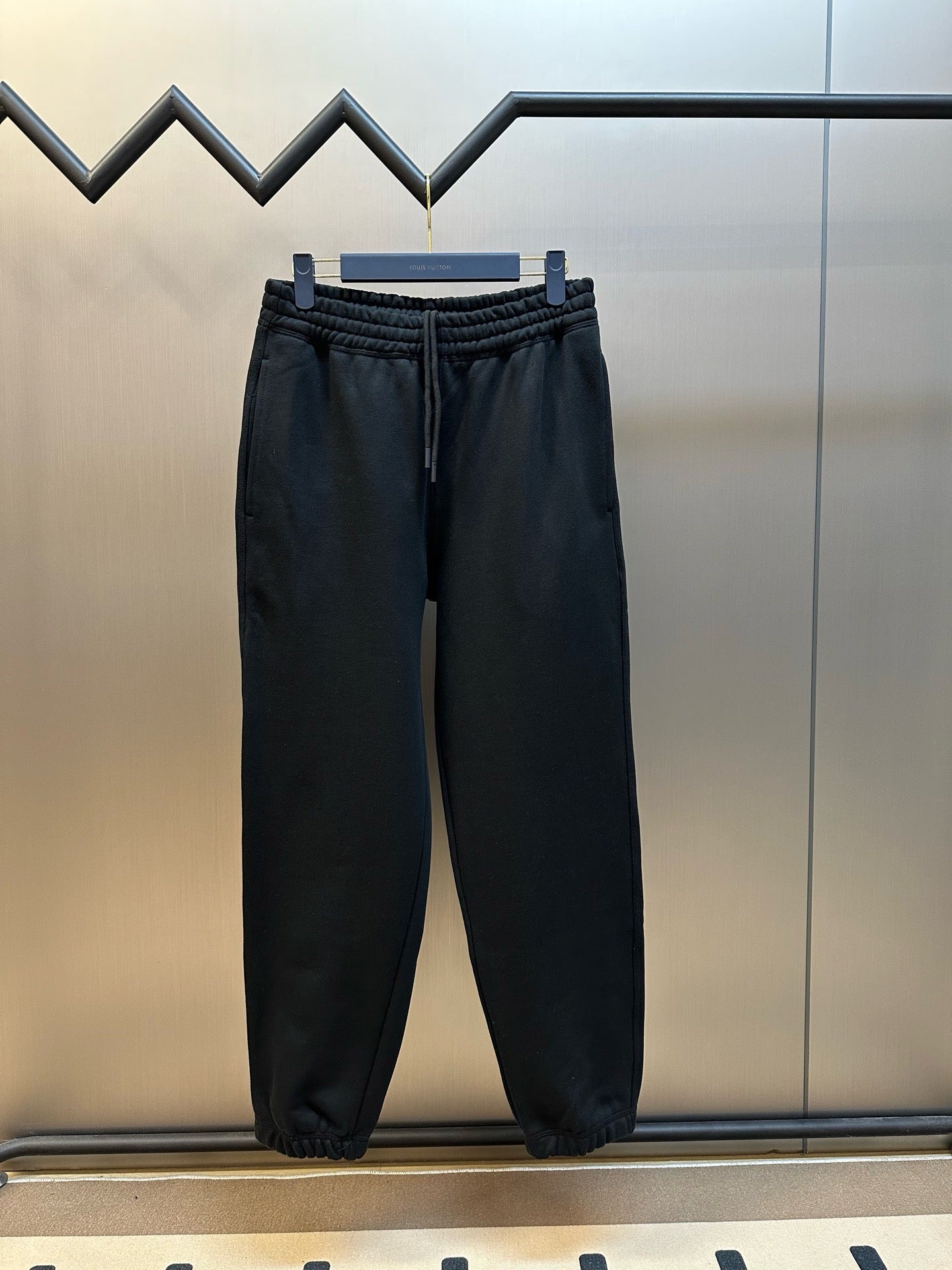 Schwarze und graue Hose