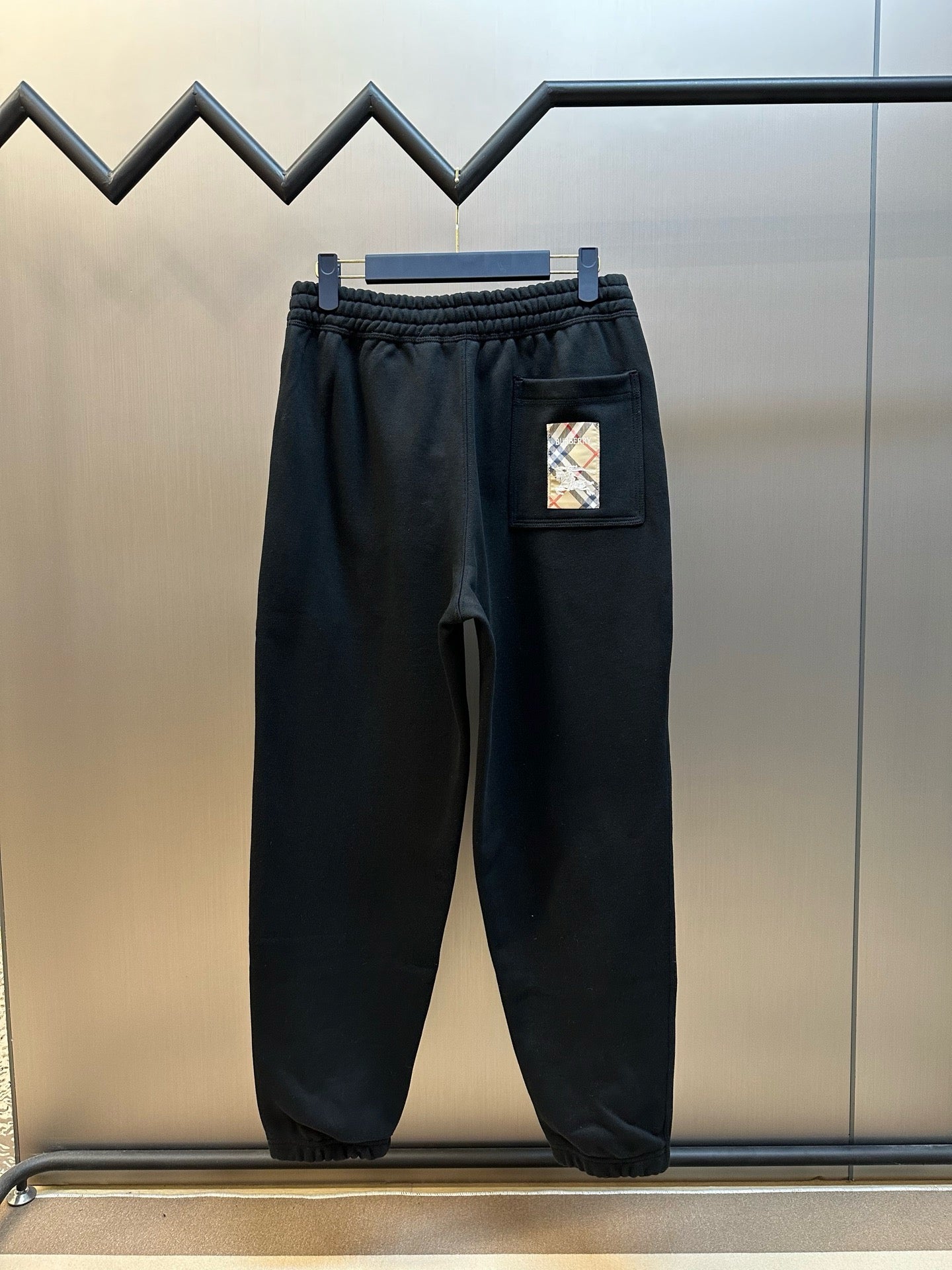 Schwarze und graue Hose