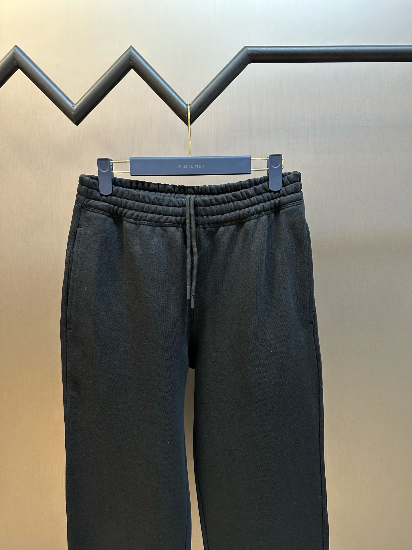 Schwarze und graue Hose