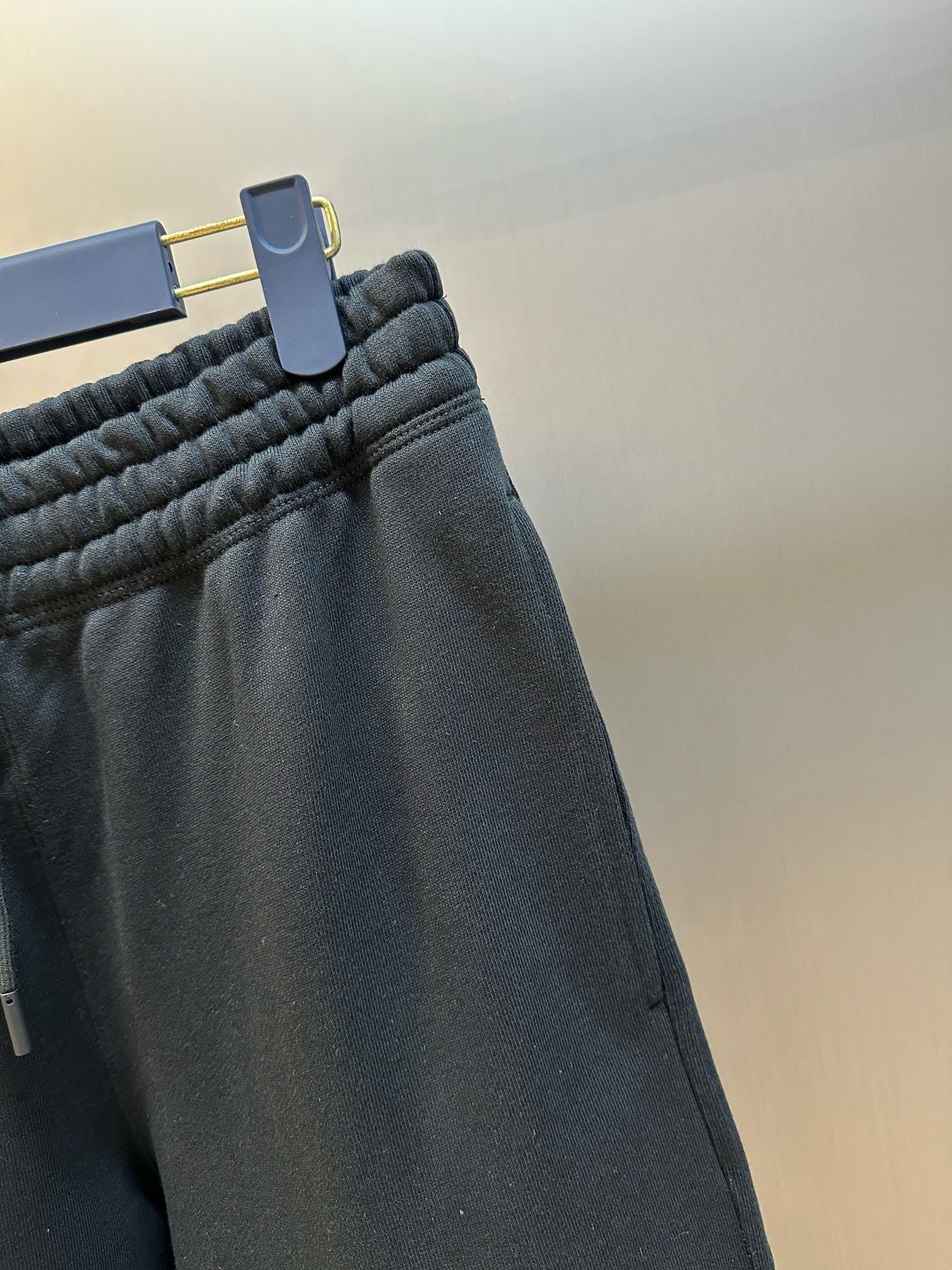 Schwarze und graue Hose