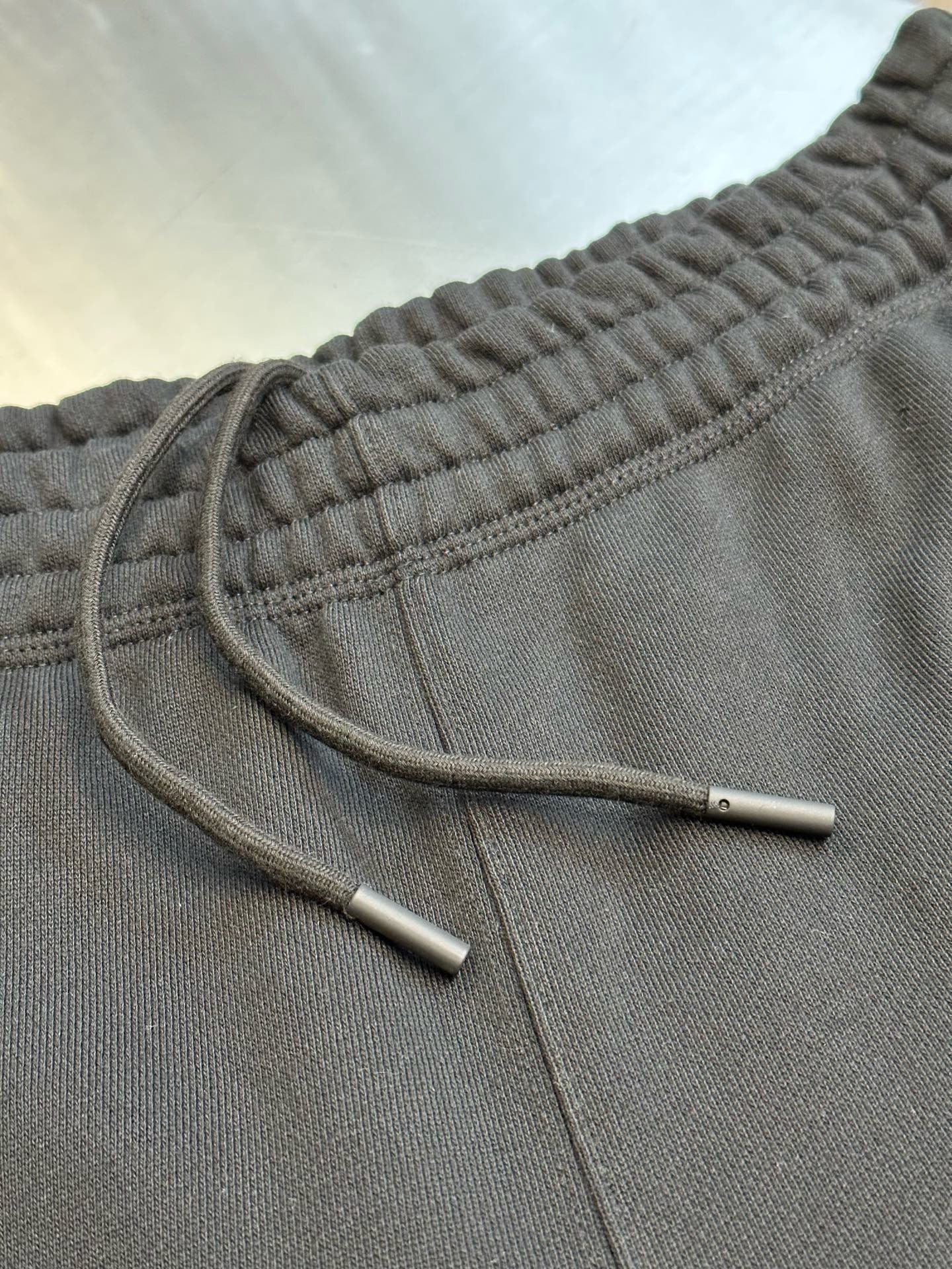 Schwarze und graue Hose