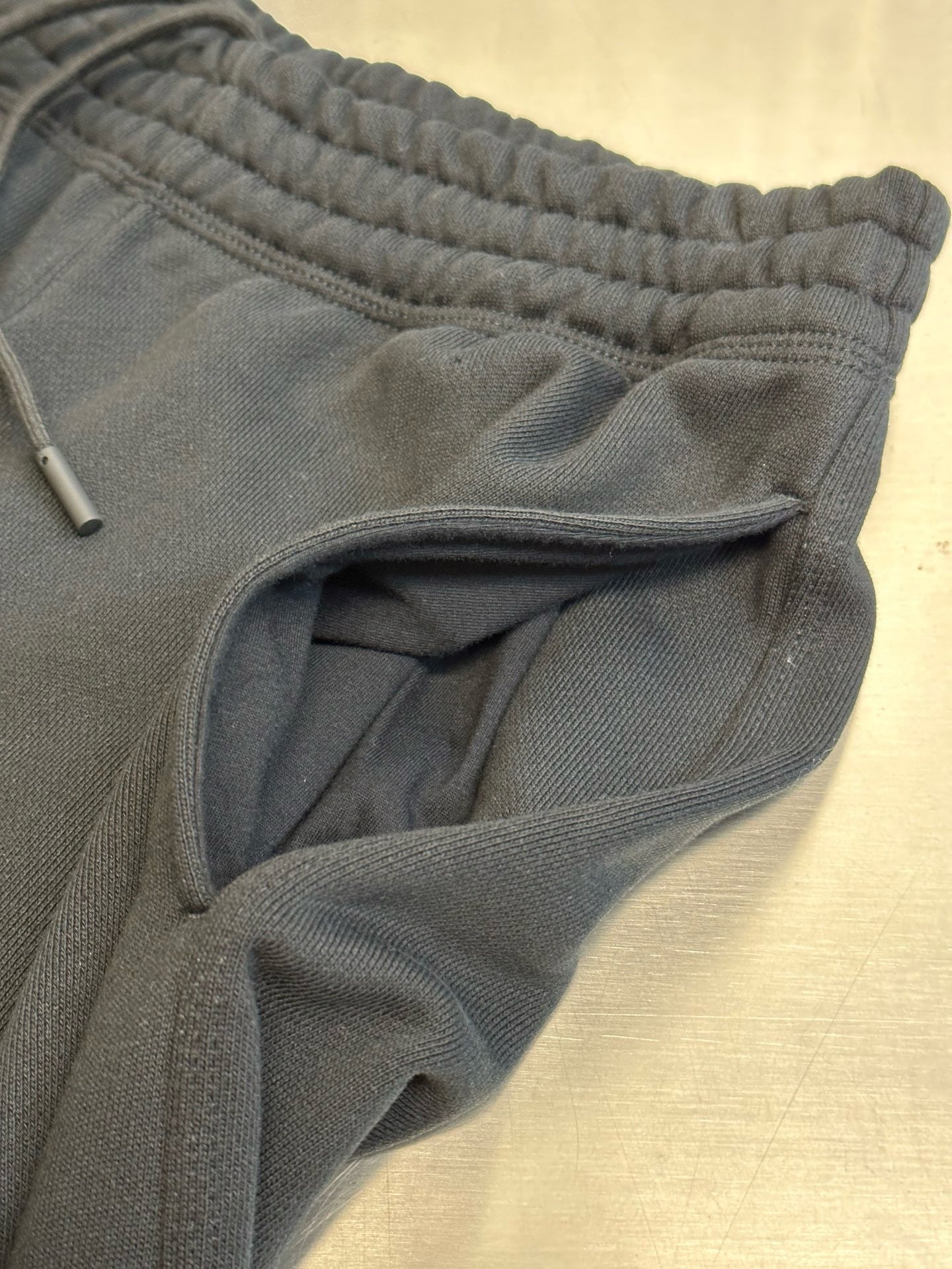 Schwarze und graue Hose