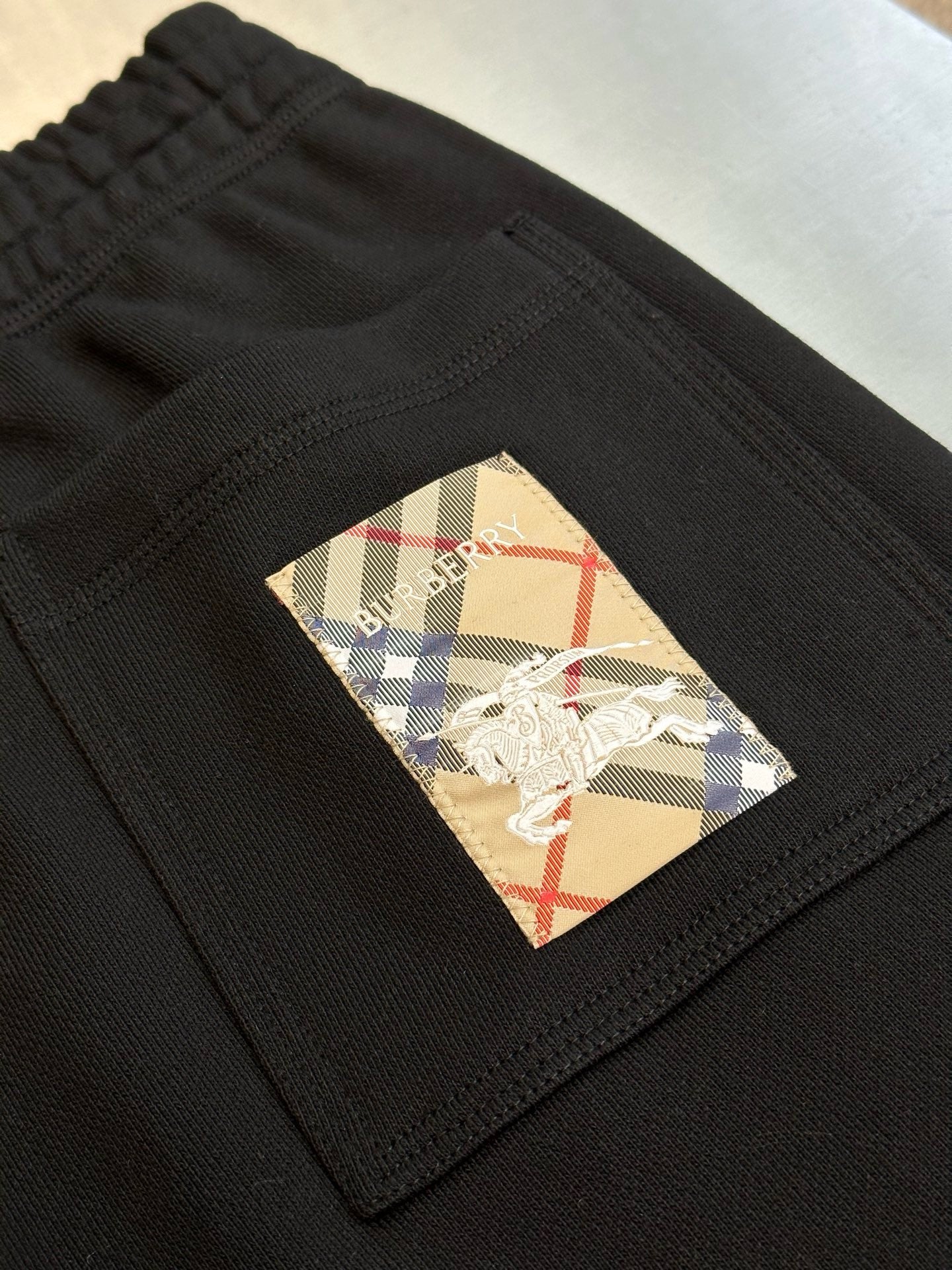 Schwarze und graue Hose