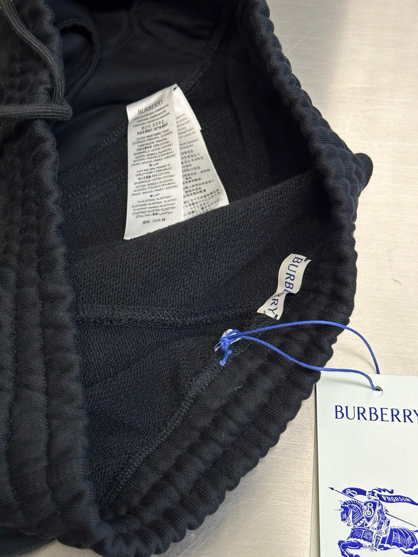 Schwarze und graue Hose