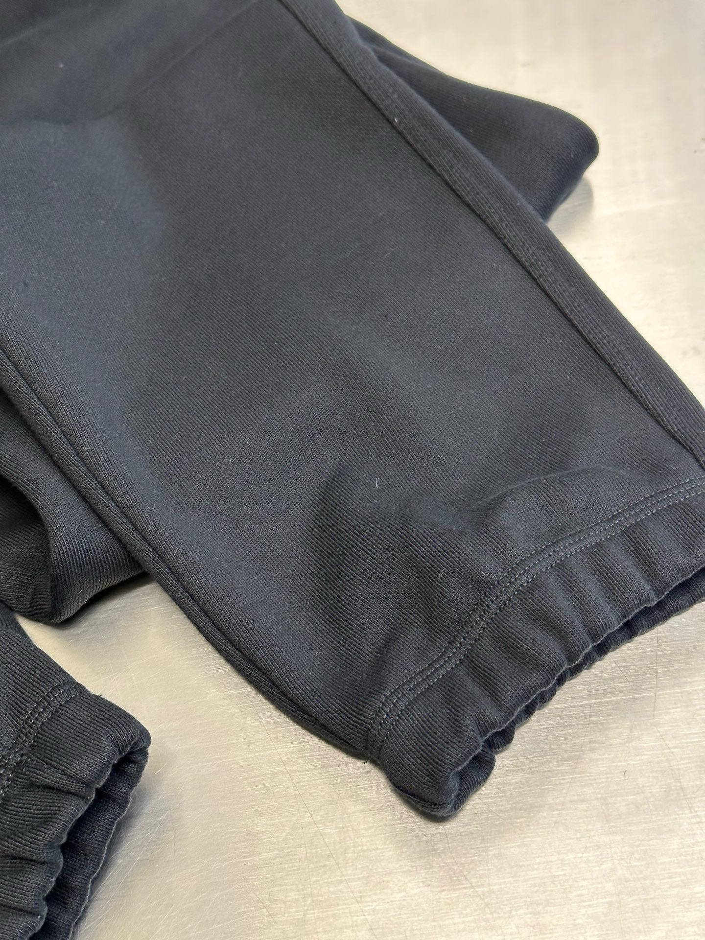 Schwarze und graue Hose