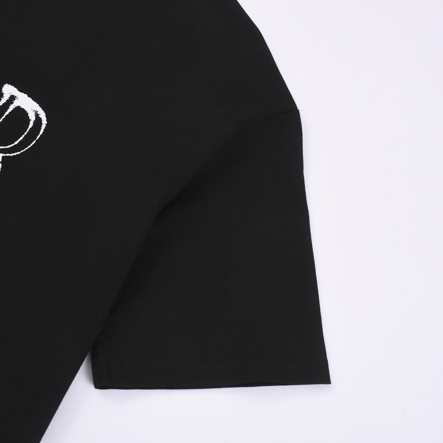 Schwarz-weißes T-Shirt