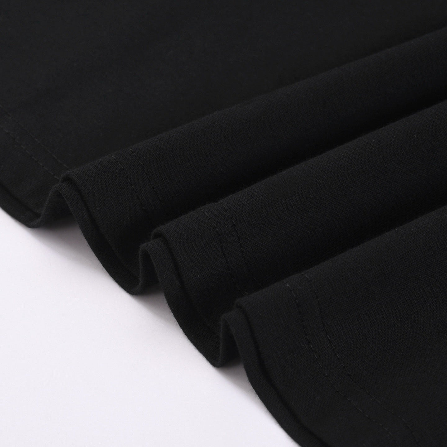 Schwarz-weißes T-Shirt