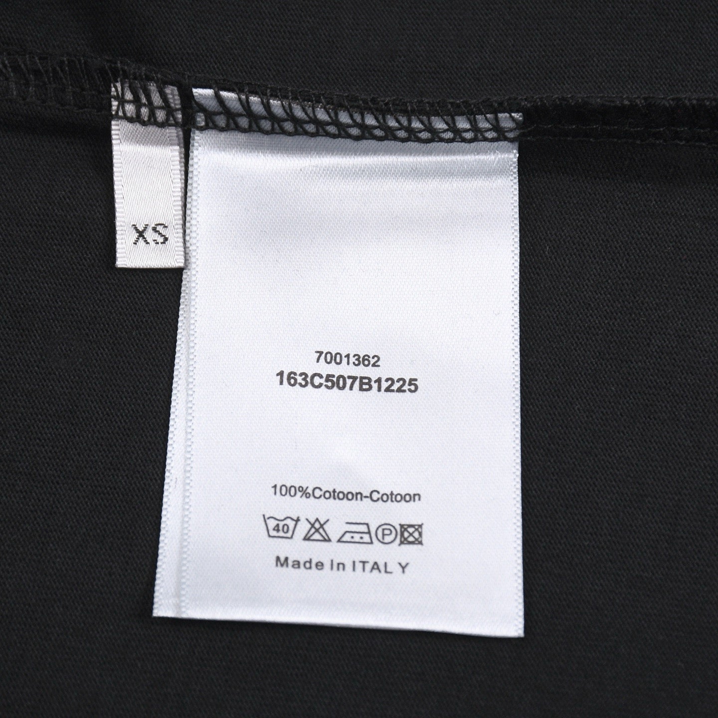 Schwarz-weißes T-Shirt