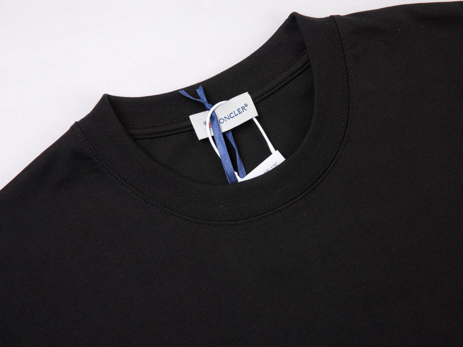 Schwarzes und khakifarbenes T-Shirt