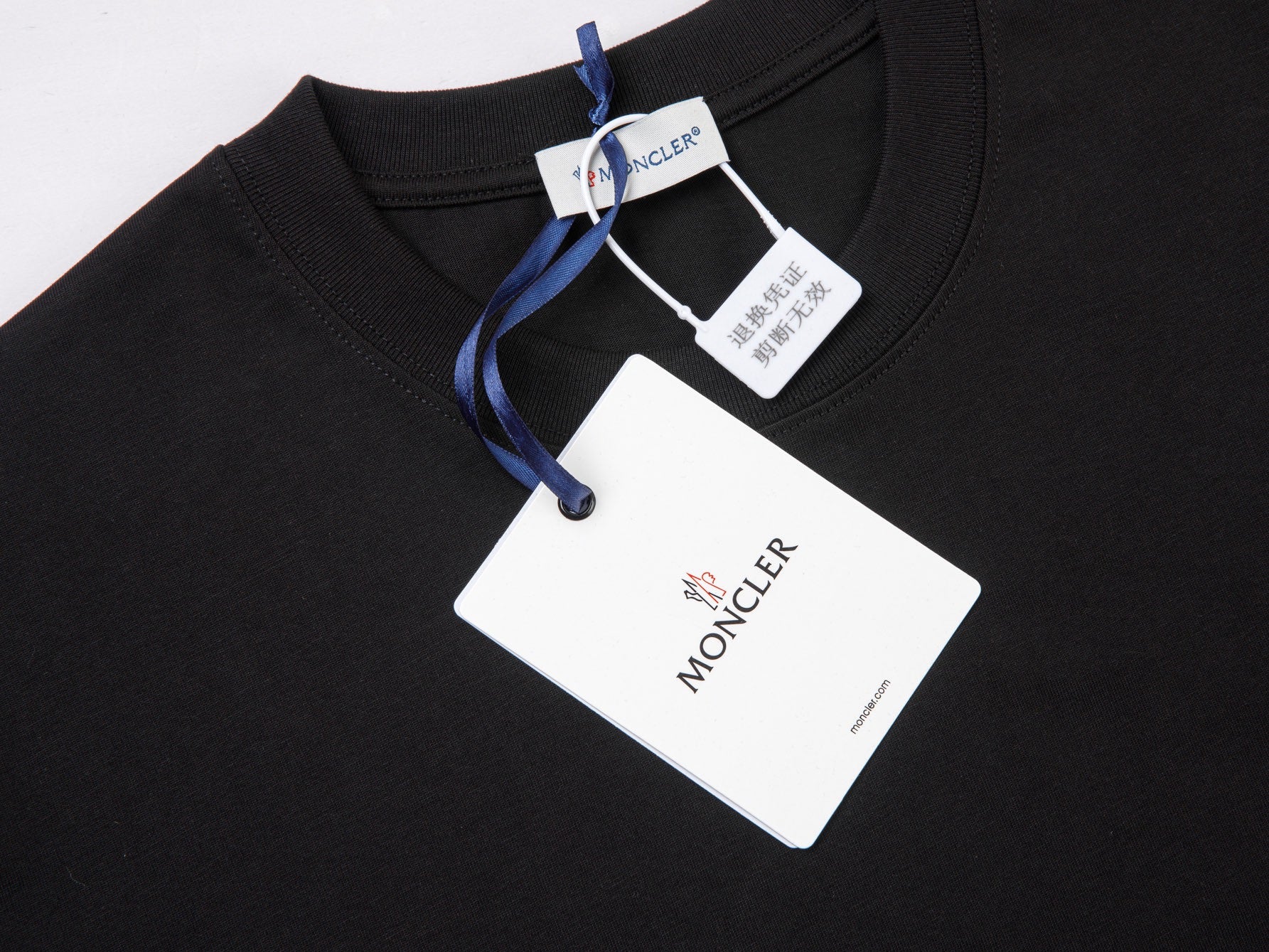 Schwarzes und khakifarbenes T-Shirt