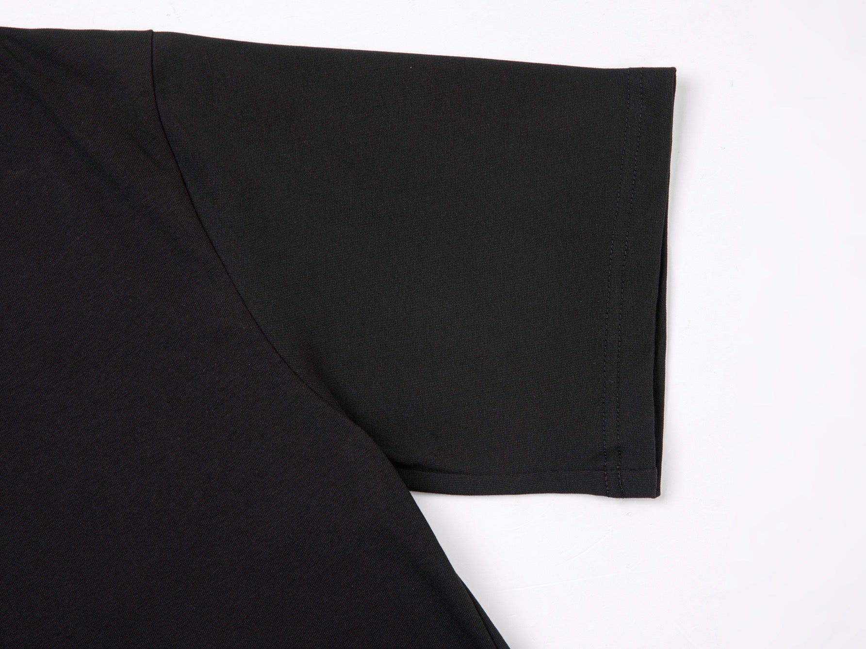 Schwarzes und khakifarbenes T-Shirt
