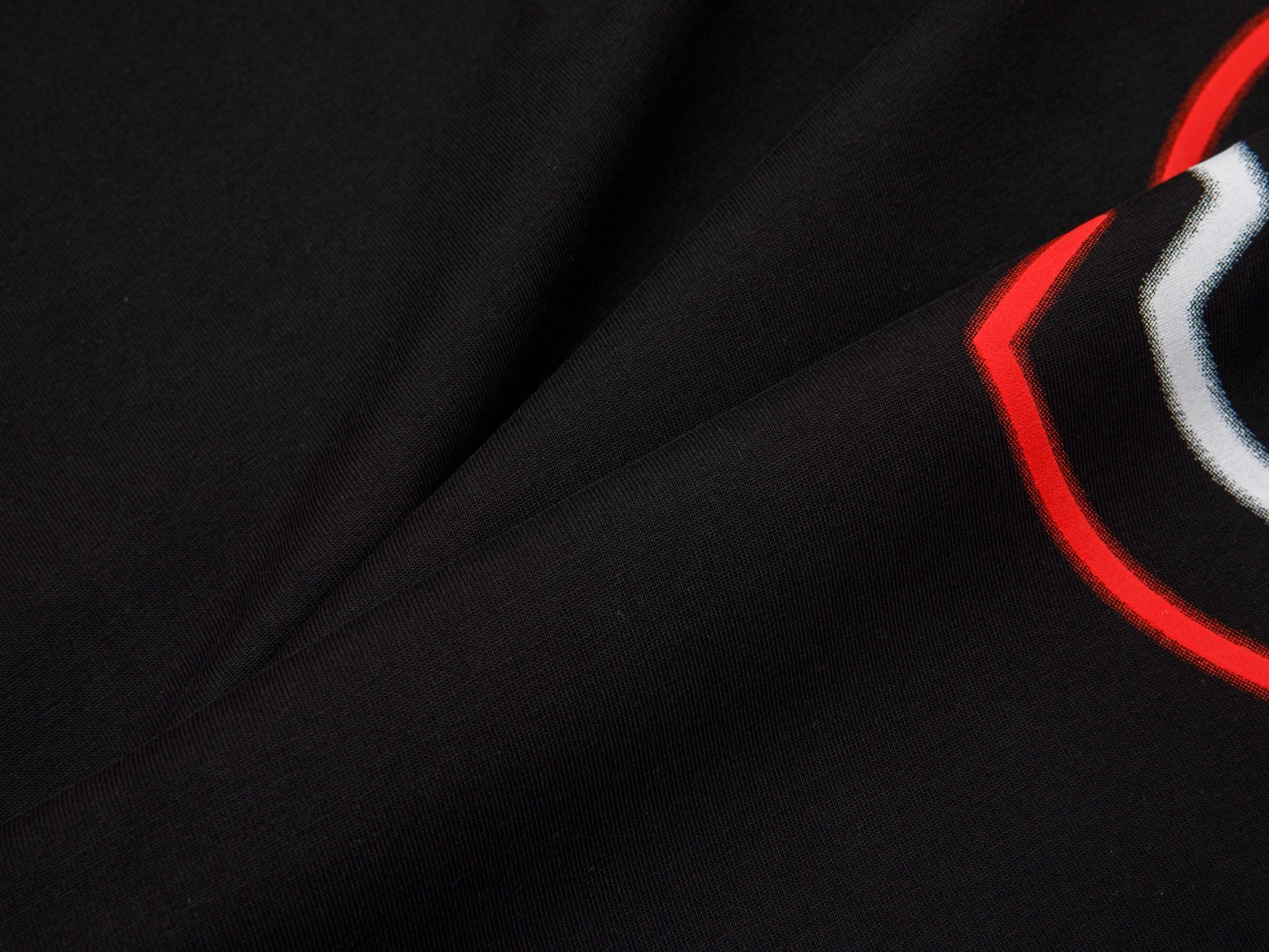 Schwarzes und khakifarbenes T-Shirt