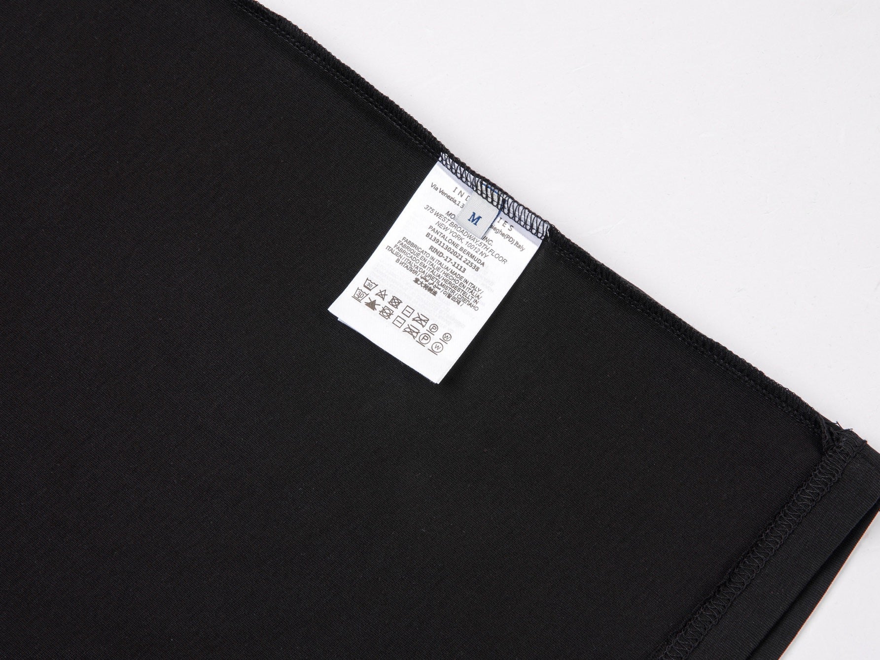 Schwarzes und khakifarbenes T-Shirt