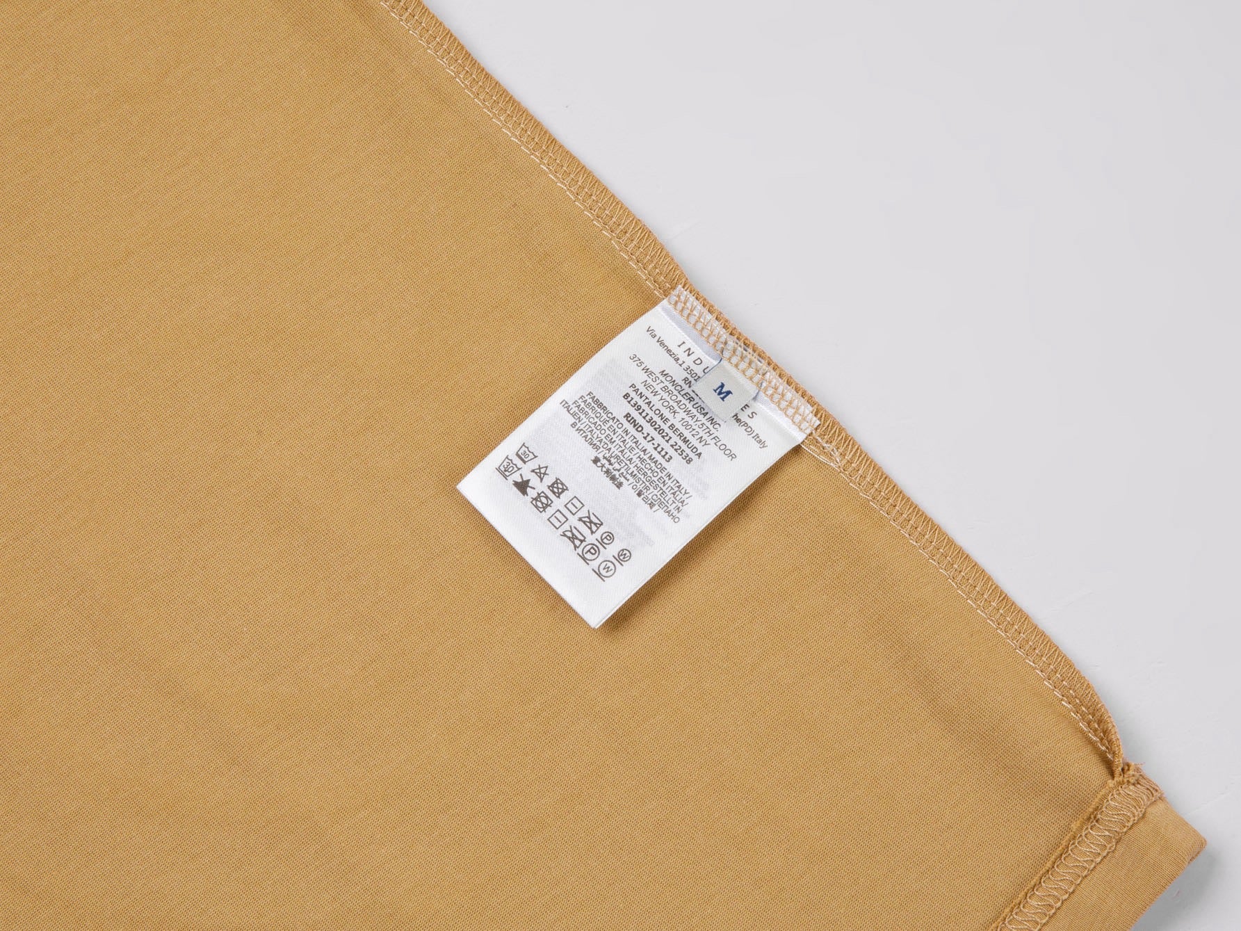 Schwarzes und khakifarbenes T-Shirt