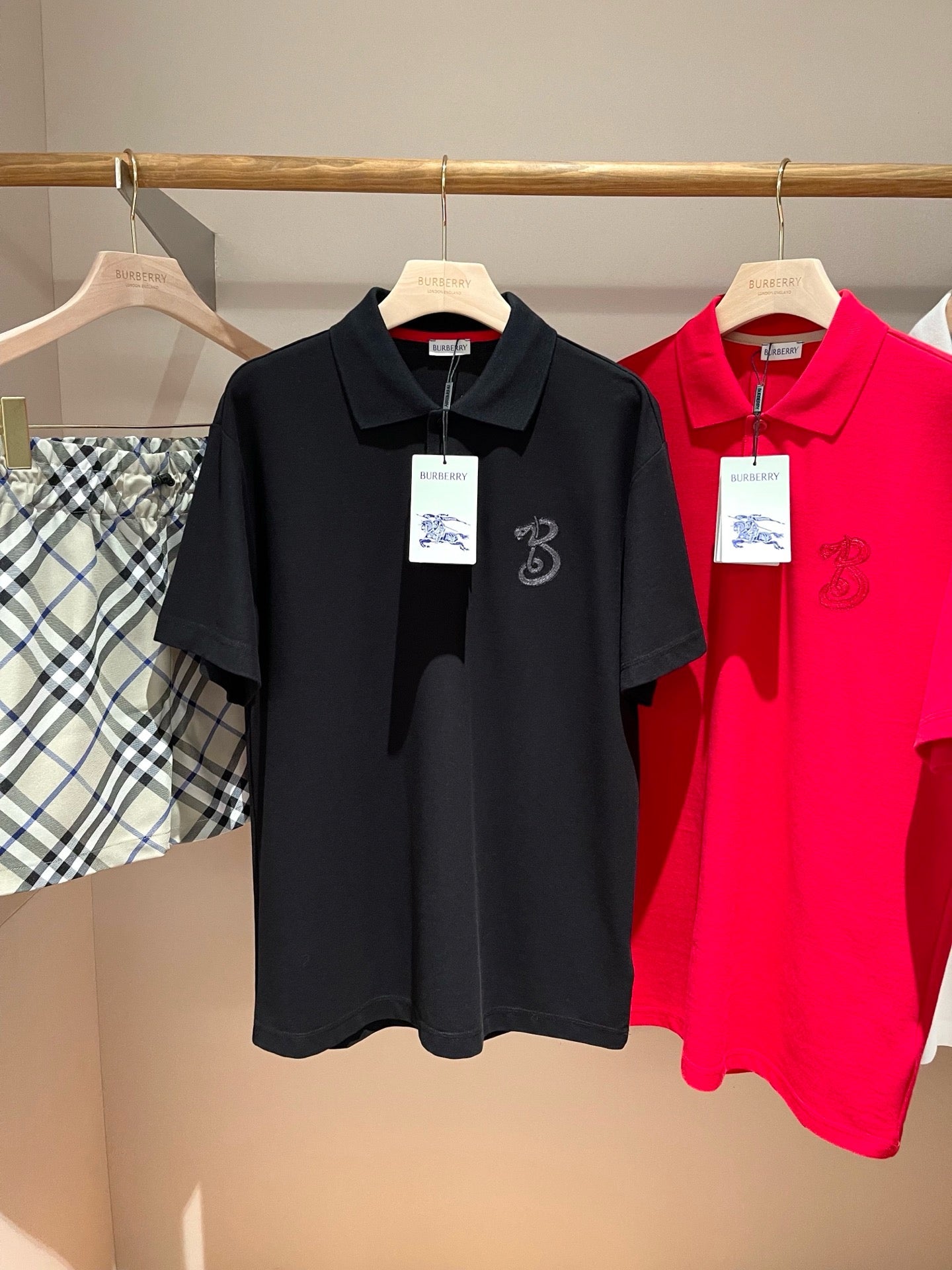 Schwarzes und rotes Polo
