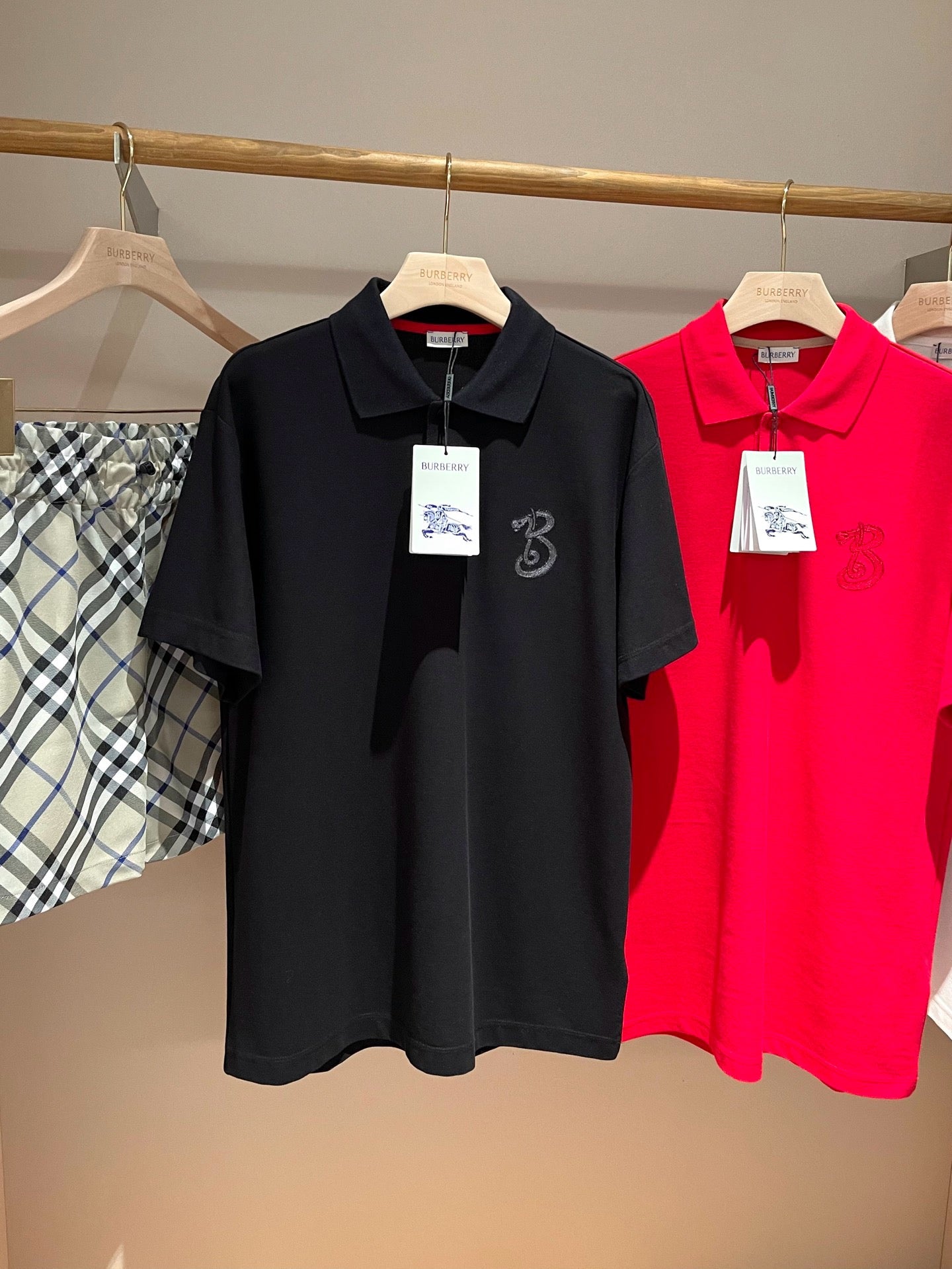 Schwarzes und rotes Polo
