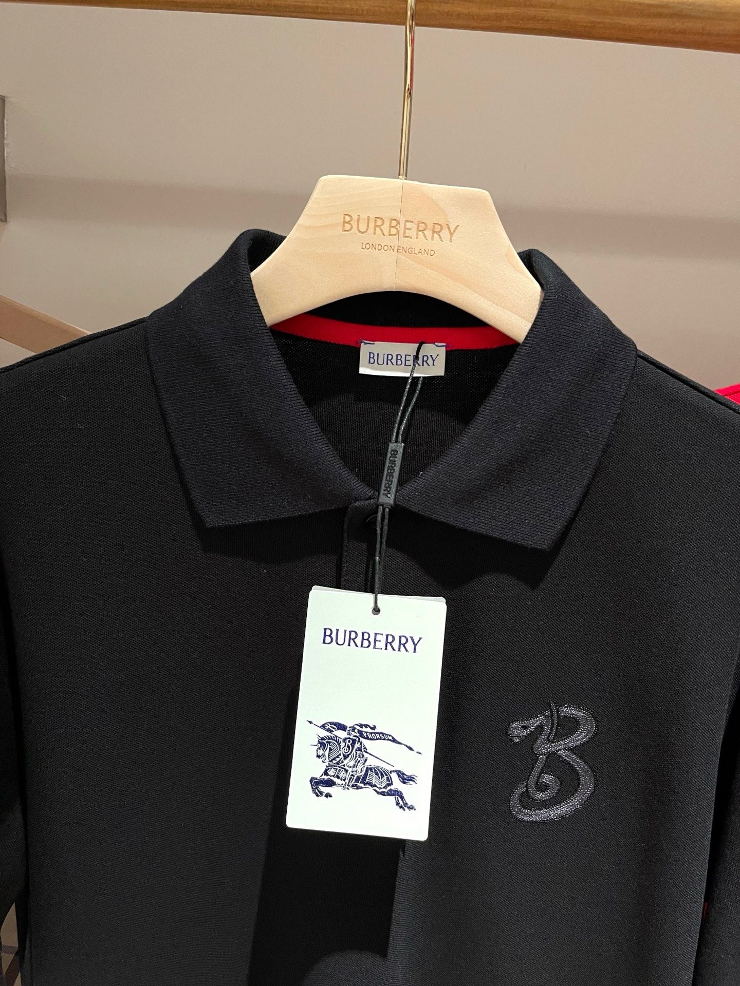 Schwarzes und rotes Polo