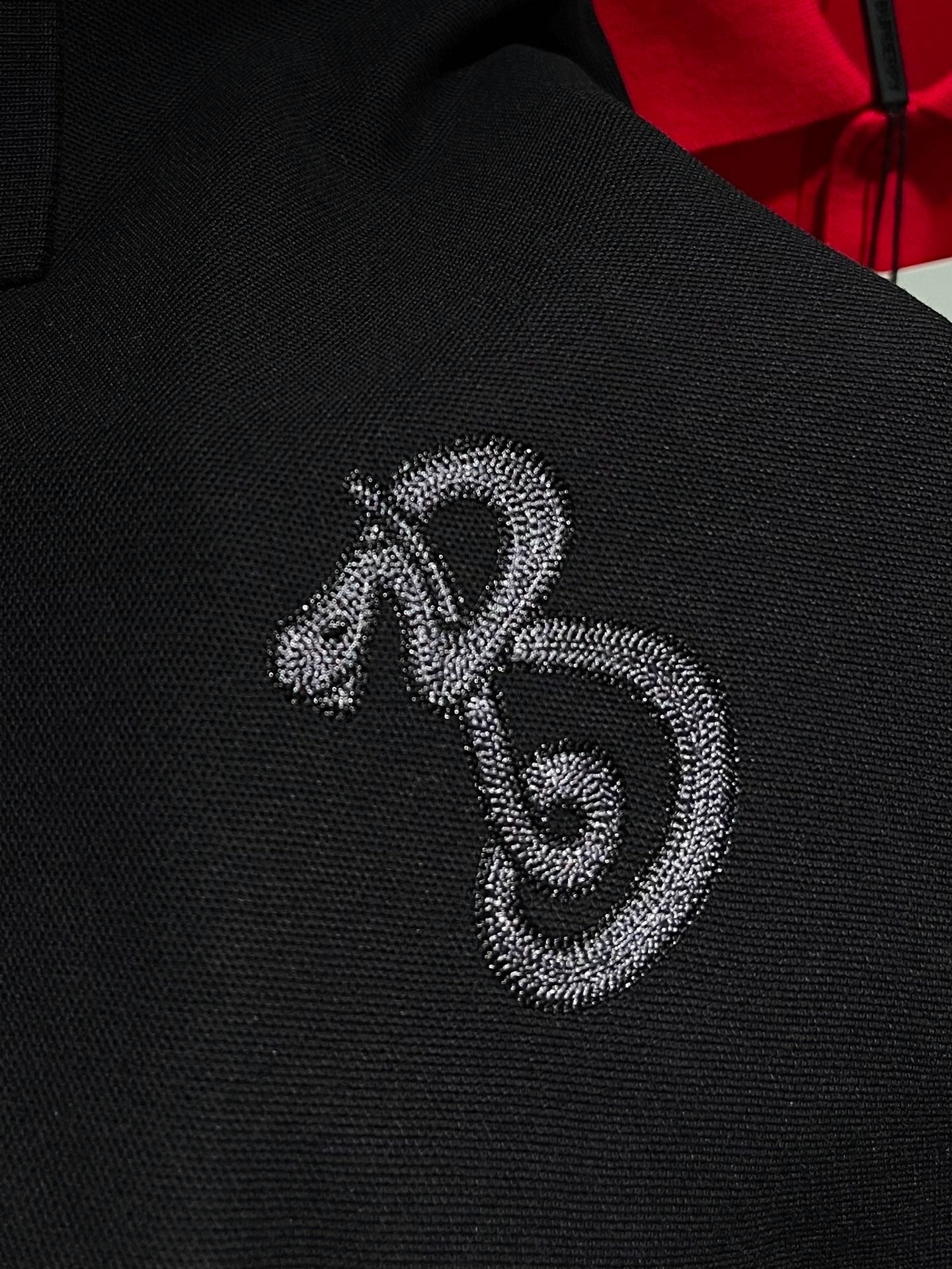 Schwarzes und rotes Polo