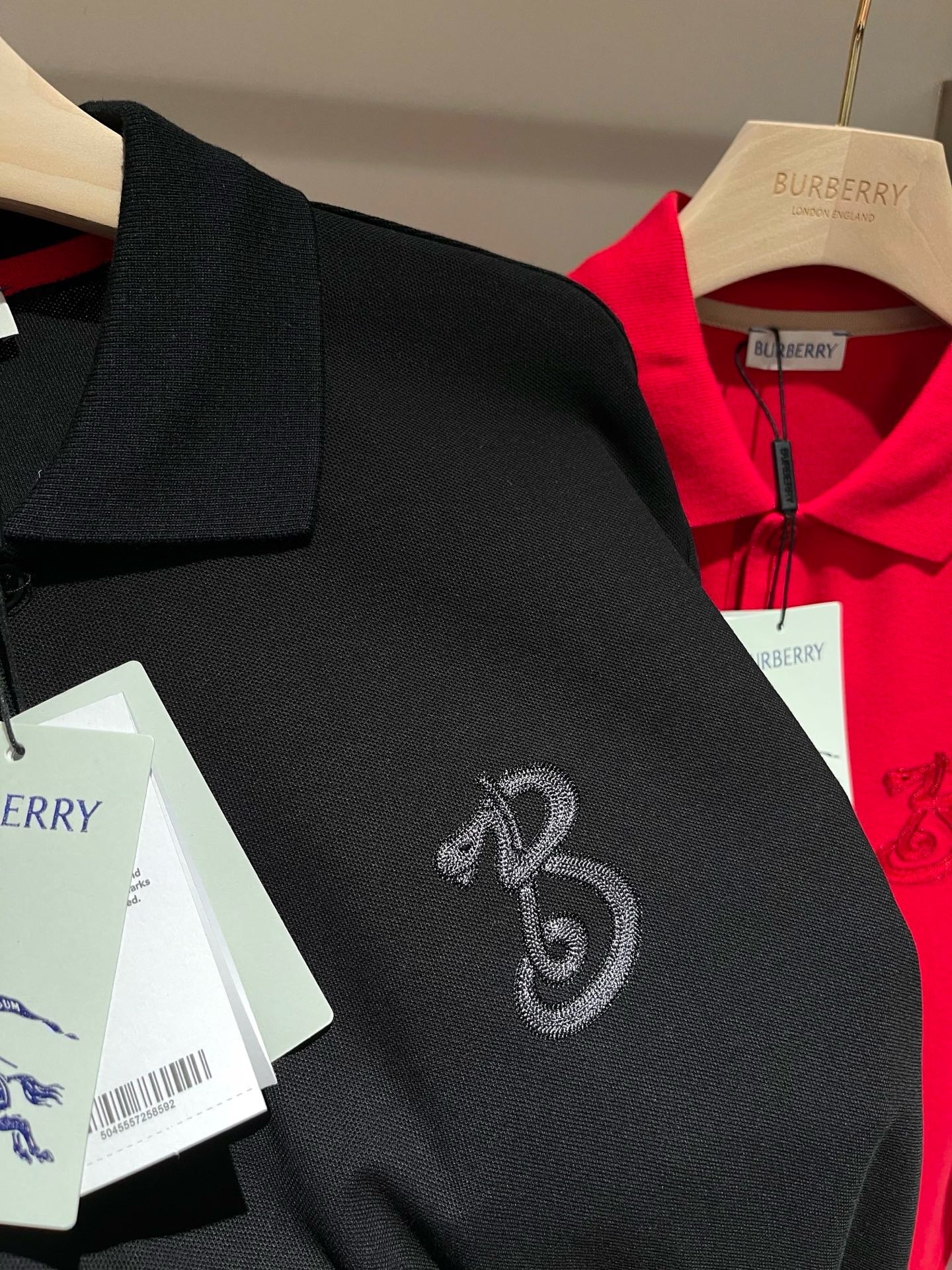 Schwarzes und rotes Polo