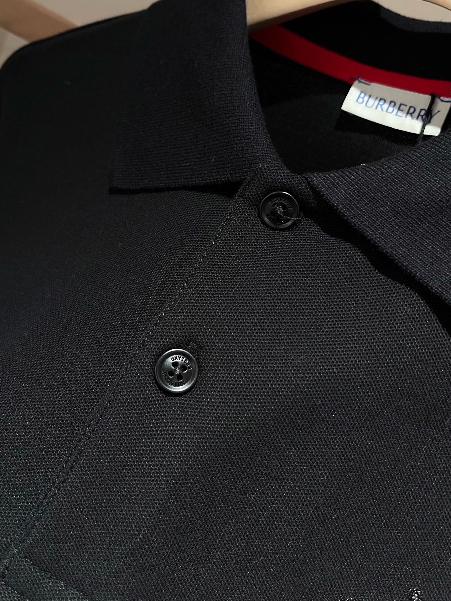 Schwarzes und rotes Polo