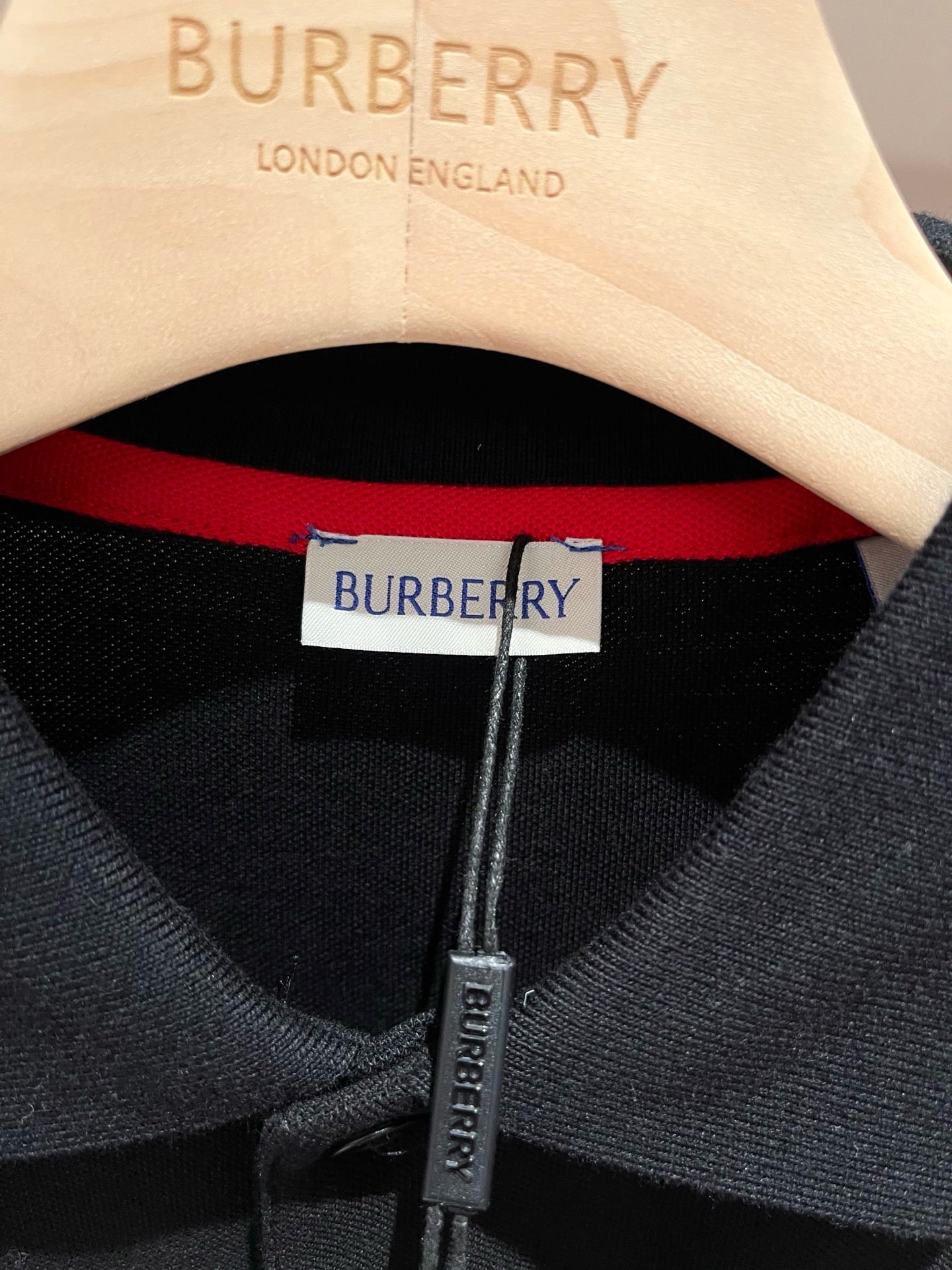 Schwarzes und rotes Polo